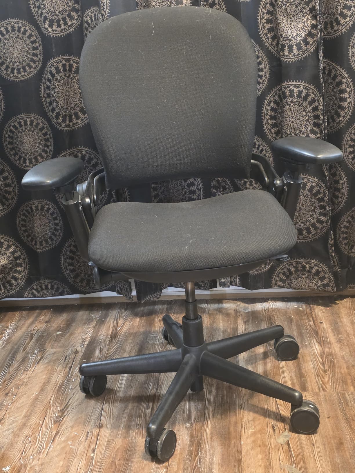 Steelcase Leap Office Chair - Ergonomic Work Chair with Wheels for Carpet Flooring - Supports Unique Body Shape - with Natural Glide System & Liveback Technology - Blue Nickel customer photo 2