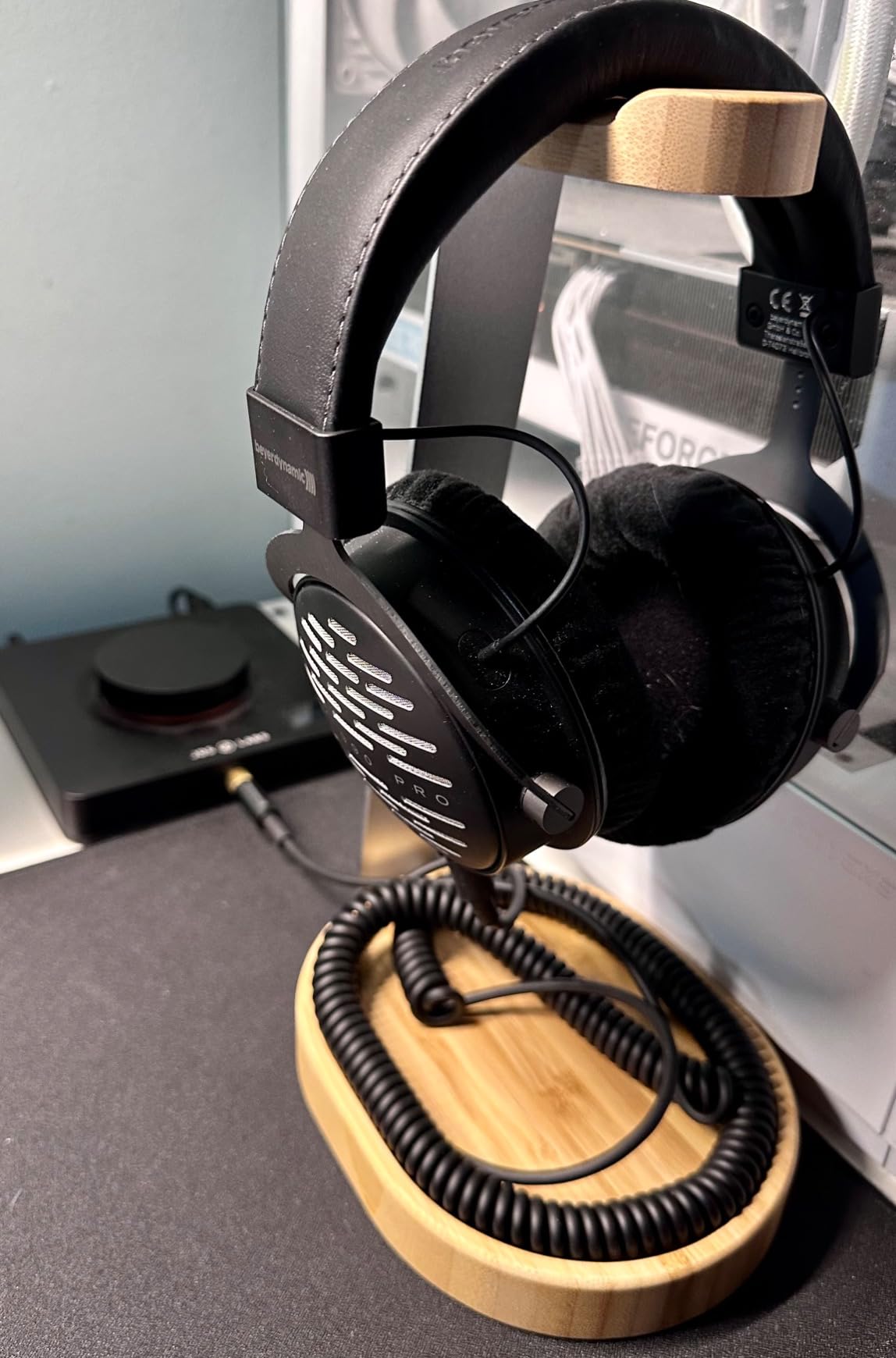 Avantree TR902 - Universal Wooden & Aluminum Headphone Stand Hanger with Cable Holder, Sturdy Desk Headset Mount Rack customer photo 1