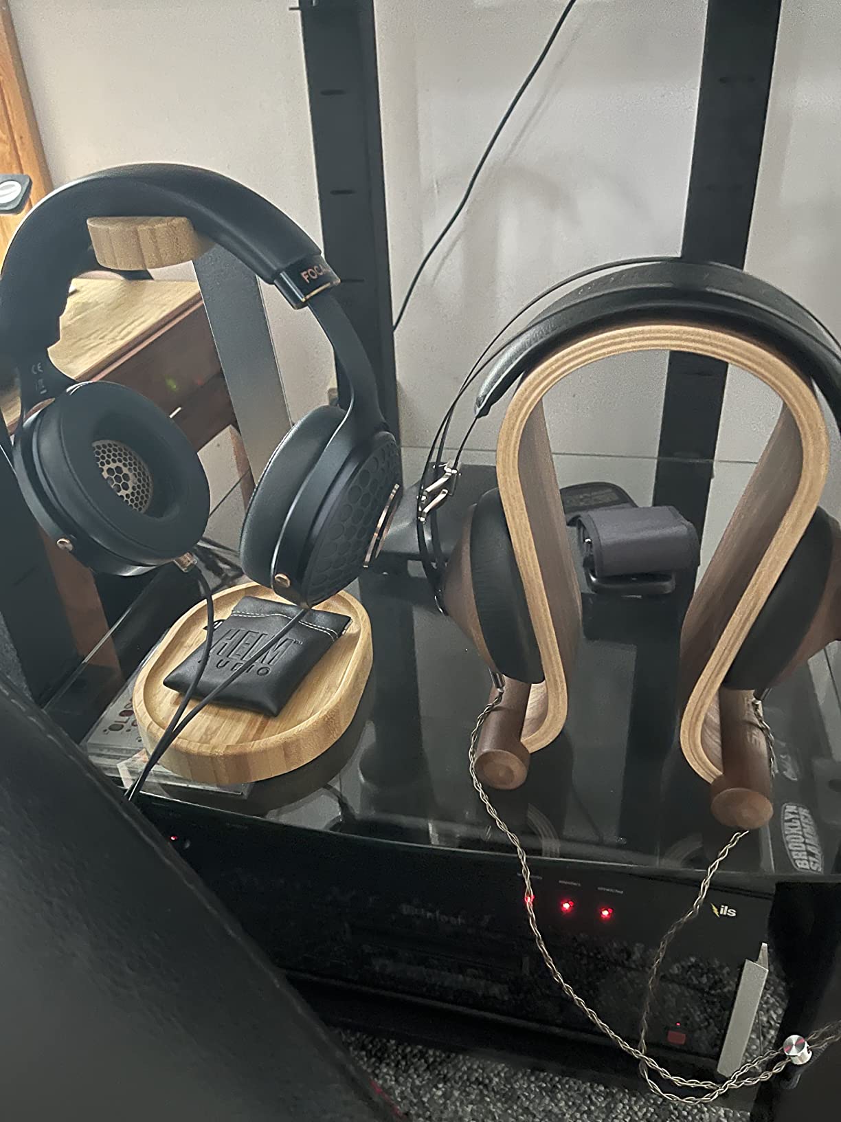 Avantree TR902 - Universal Wooden & Aluminum Headphone Stand Hanger with Cable Holder, Sturdy Desk Headset Mount Rack customer photo 2