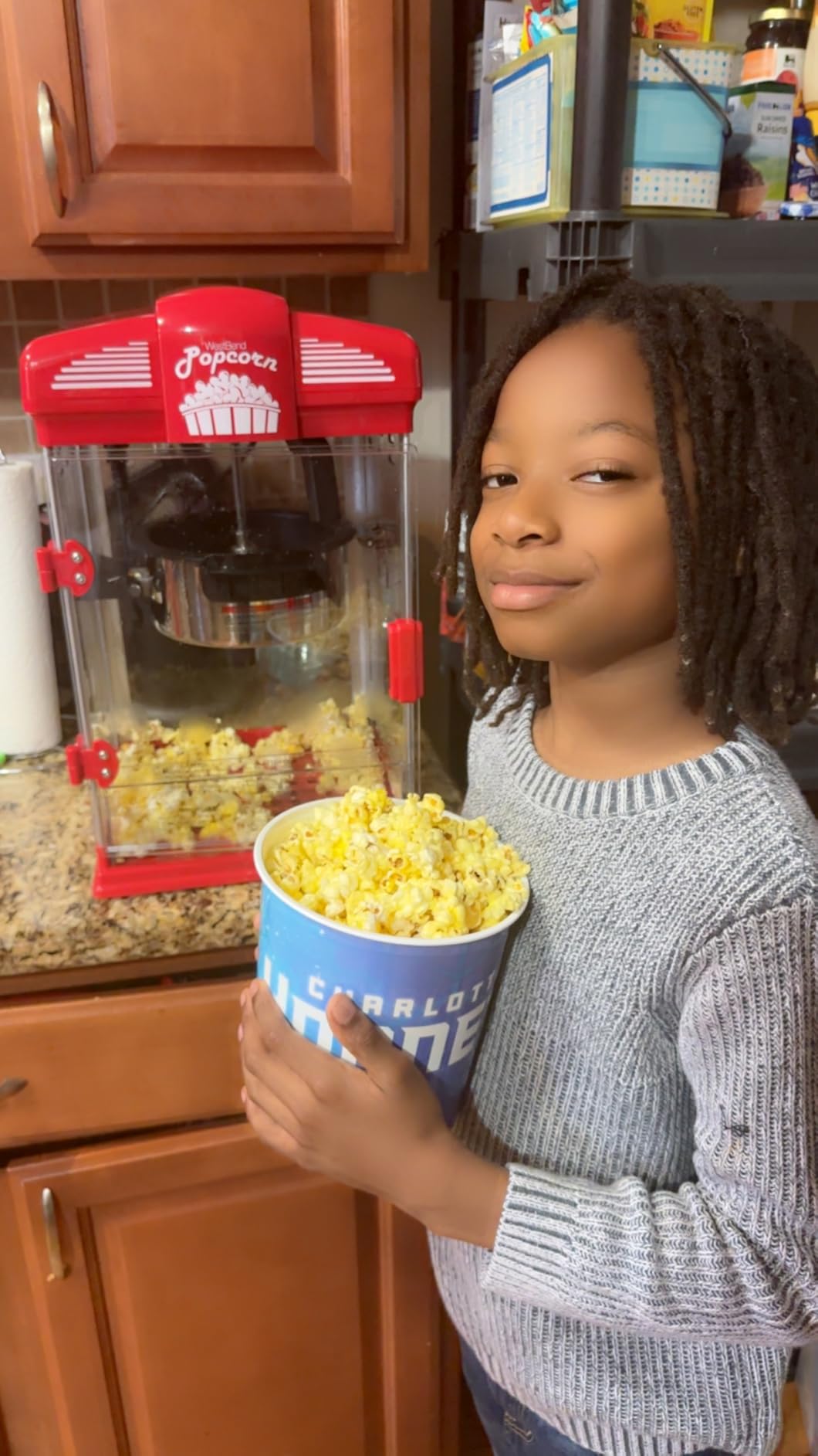 West Bend Stir Crazy Movie Theater Popcorn Popper, Gourmet Popcorn Maker Machine with Nonstick Popcorn Kettle, Measuring Tool and Popcorn Scoop for Popcorn Machine, 4-Qt., Red customer photo 2