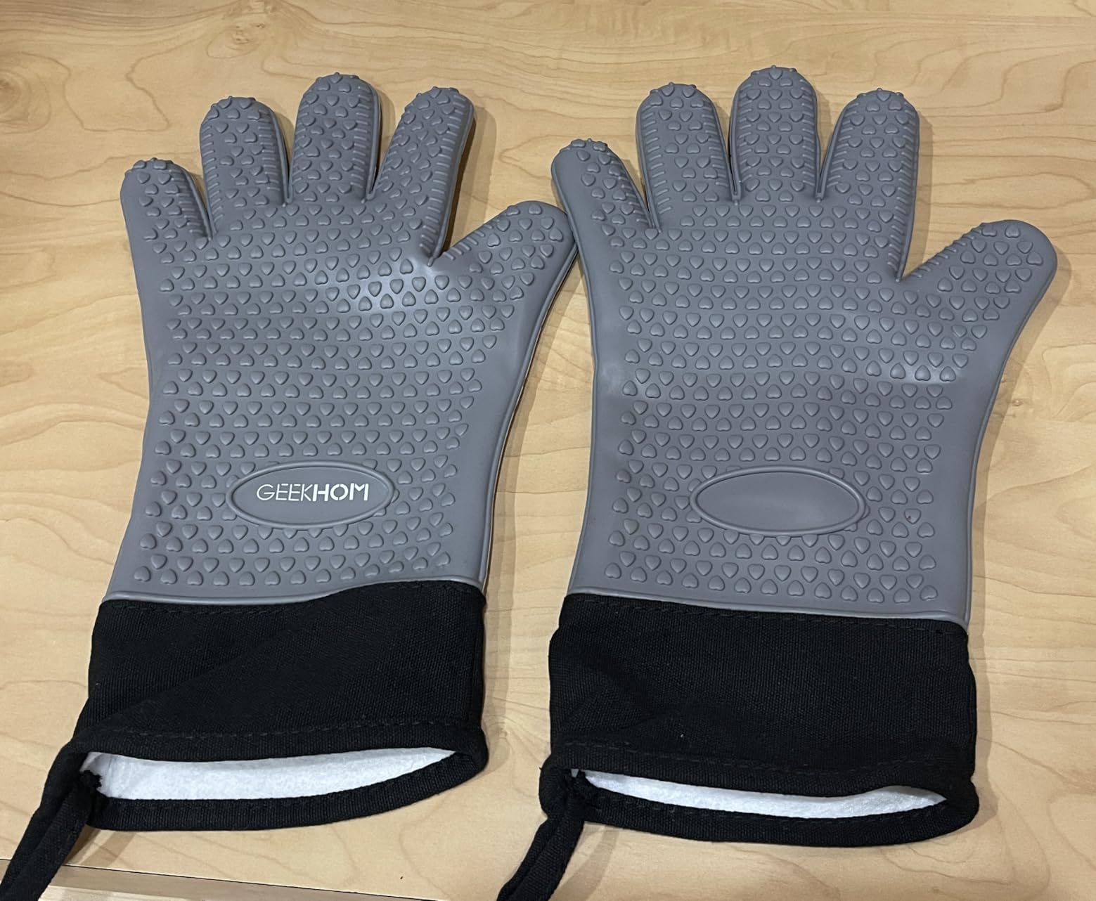 GEEKHOM BBQ Gloves Heat Resistant, 13.7 Inch Long Waterproof Silicone Oven Mitts for Grilling and Smoker, Non-Slip 5 Finger Kitchen Hot Mitts for Baking, Cooking & Cast Iron customer photo 2