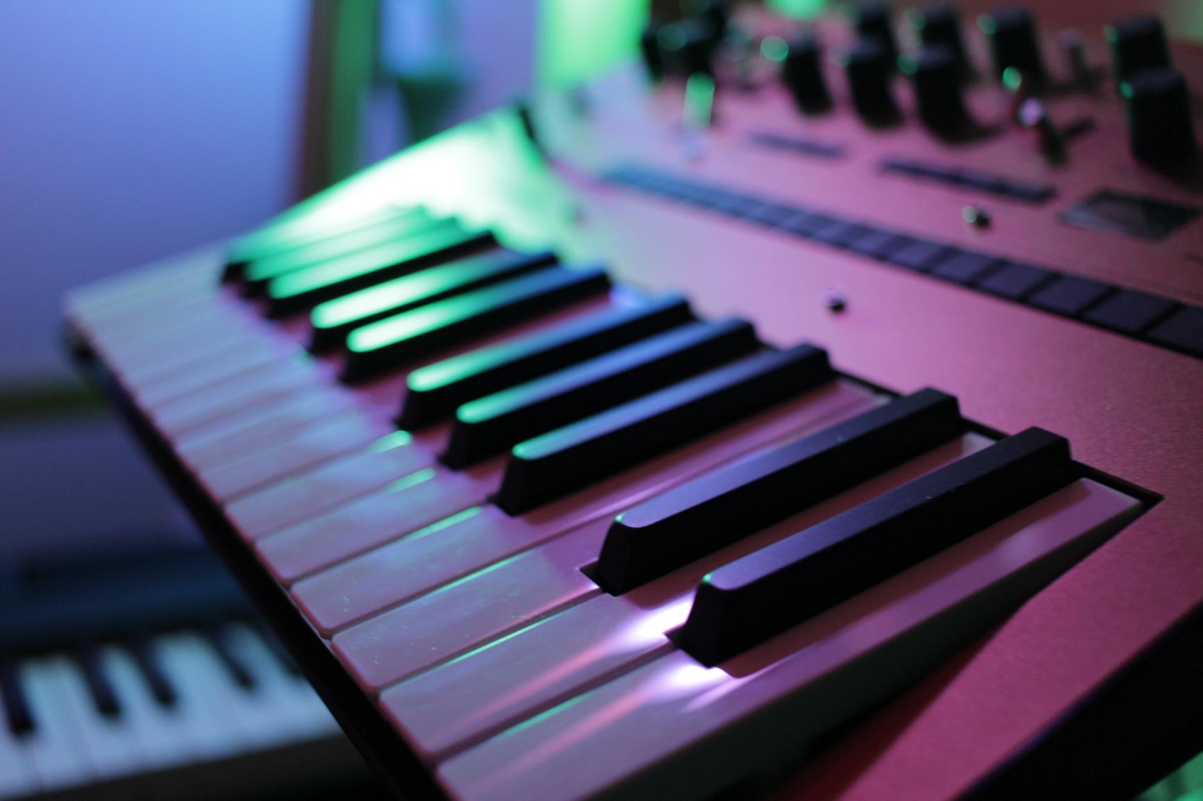 Korg monologue Monophonic Analog Synthesizer w/ 16-step Sequencer and OLED Oscilloscope - Black customer photo 1