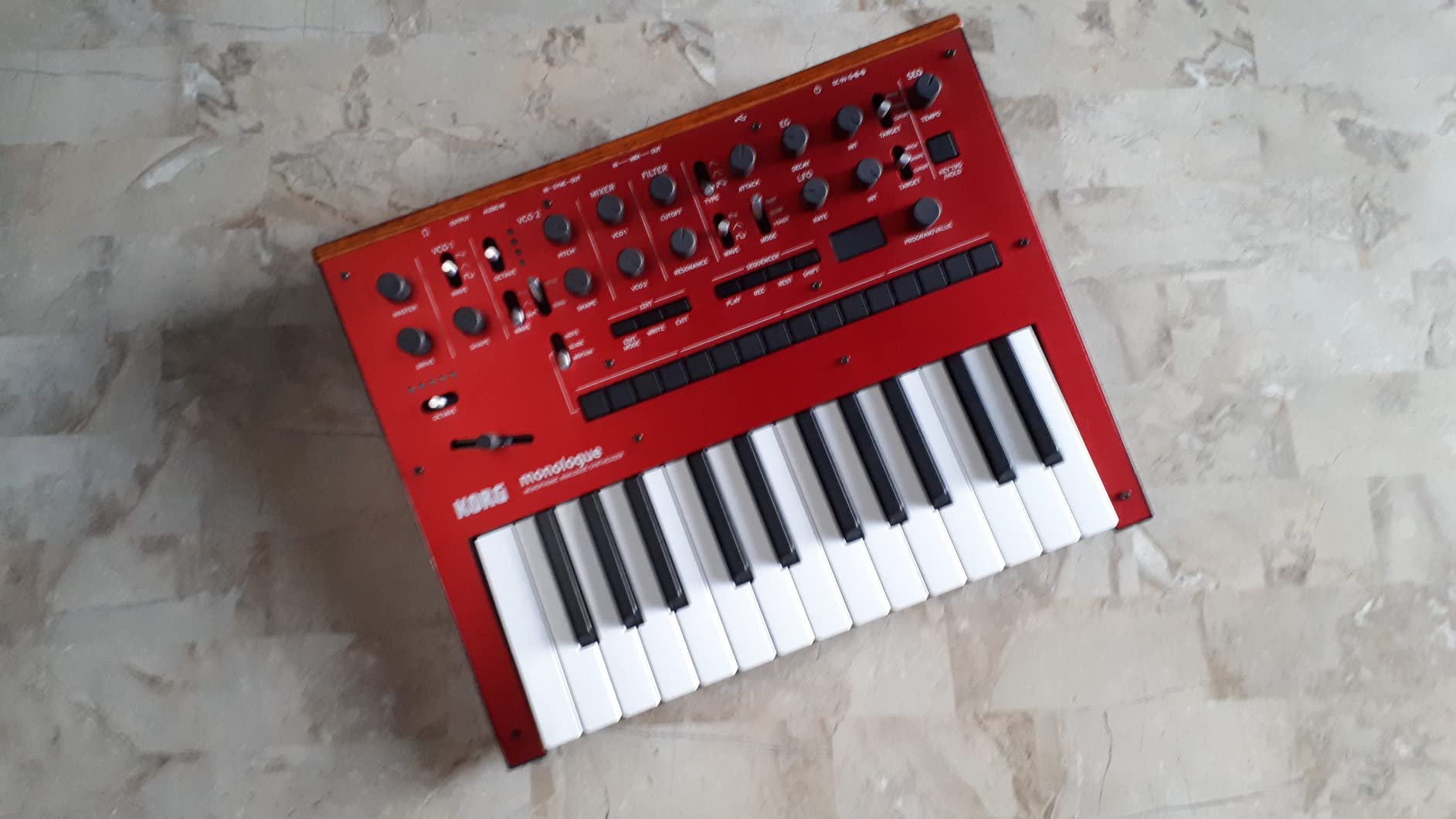 Korg monologue Monophonic Analog Synthesizer w/ 16-step Sequencer and OLED Oscilloscope - Black customer photo 2