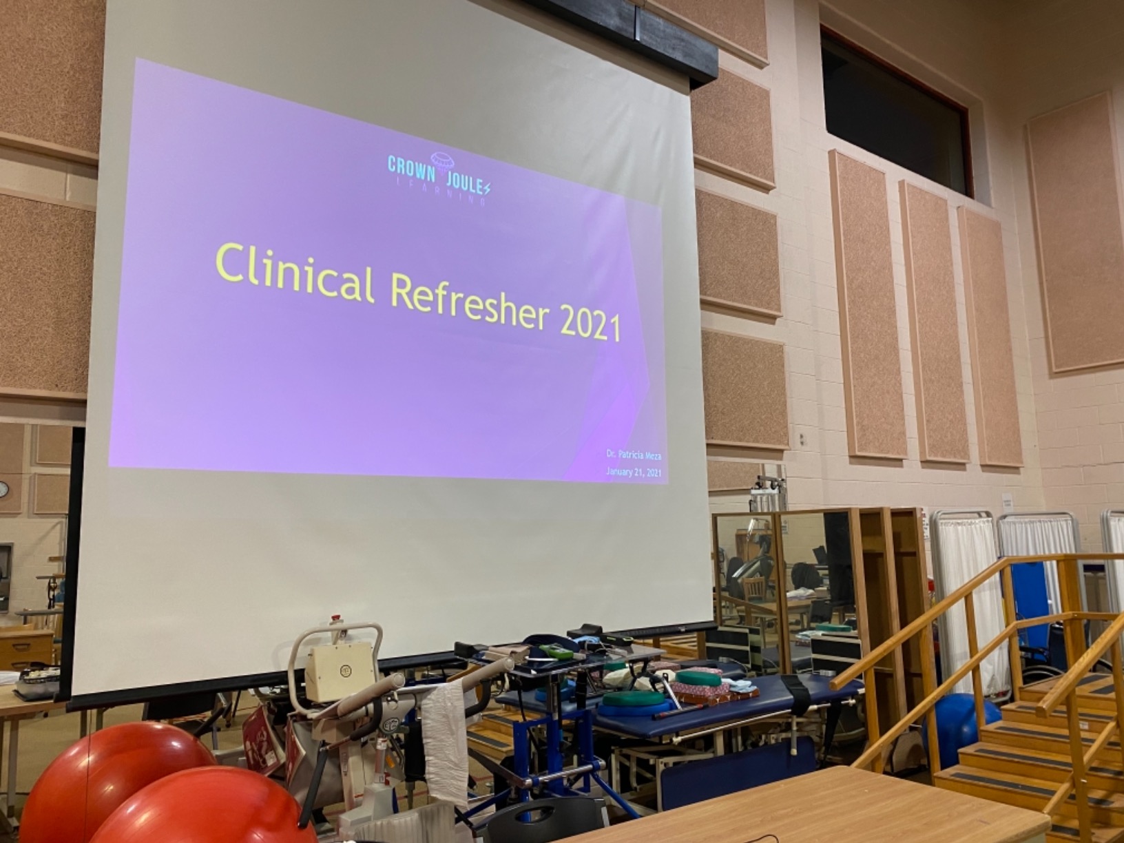 PowerLite 1781W WXGA 3200 Lumens Equal Color and White brightness, Wireless 3LCD Portable Projector - Black customer photo 1