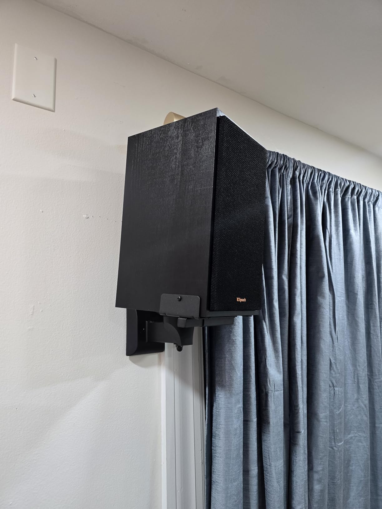 Mount-It! Bookshelf Speaker Wall Mount, Pair of Universal Side Clamping Speaker Shelf Wall Mounting Brackets for Large or Small Speakers, 2 Full Motion Mounts, 55 Lbs Capacity, Black (MI-SB37) customer photo 2