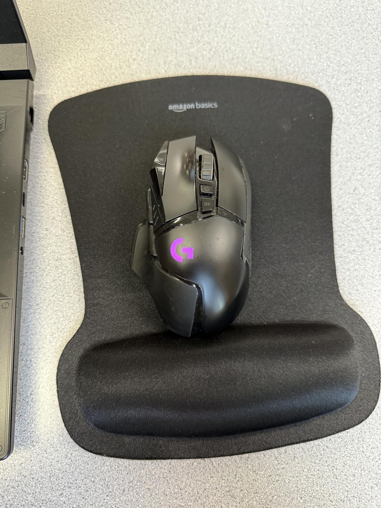 Amazon Basics Irregular Ergonomic Gel Computer Mouse Pad with Wrist Support for Pain Relief, Non-Slip, 10.1L x 8.1W inches, Black customer photo 2