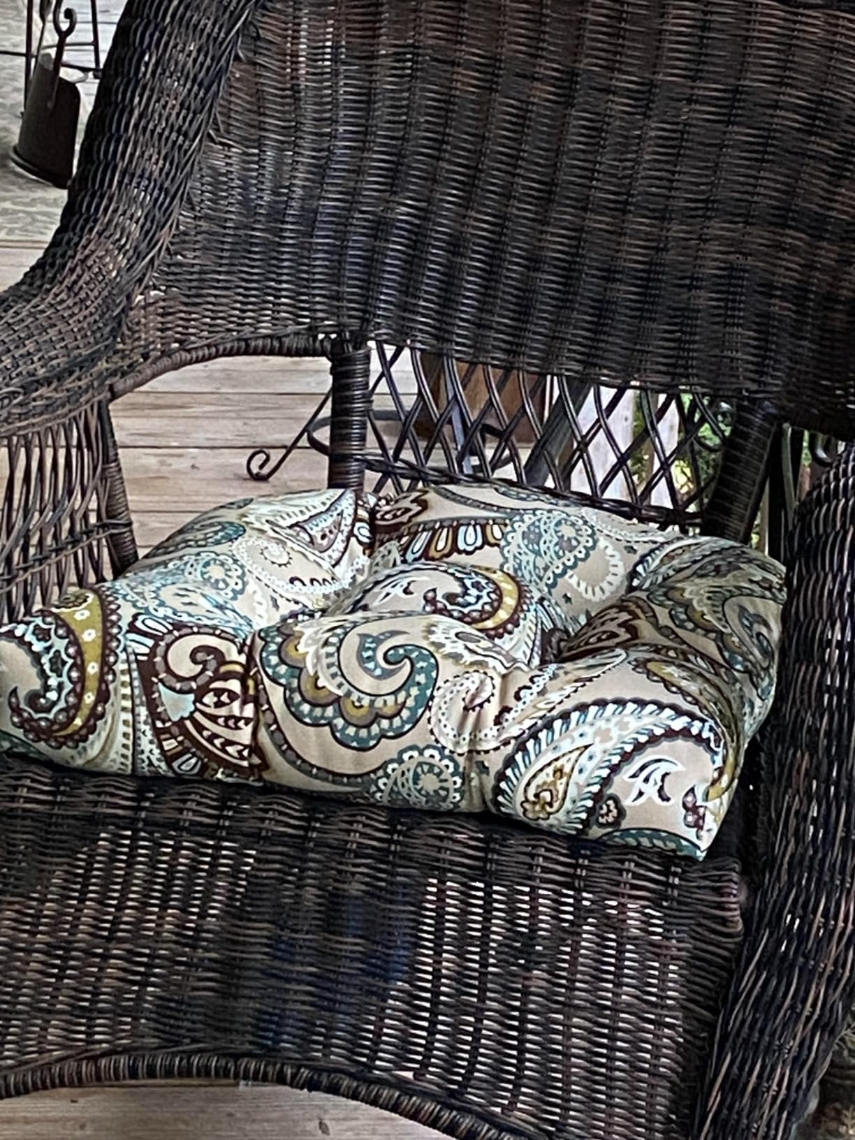 Pillow Perfect Paisley Indoor/Outdoor Chair Seat Cushion, Tufted, Weather, and Fade Resistant, 19