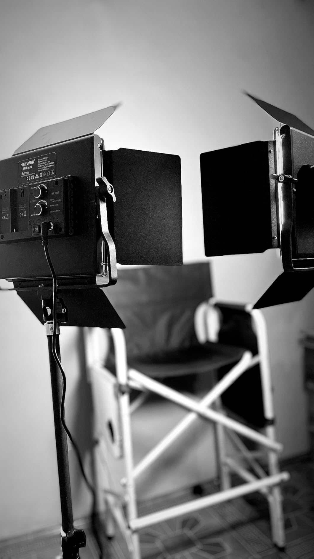 NEEWER 2 Pack Bi Color 660 LED Video Light and Stand Kit: (2) 3200-5600K CRI 96+ Dimmable Light with U Bracket and Barndoor, (2) 75 inches Light Stand for Studio Photography, Video Recording (Black) customer photo 2