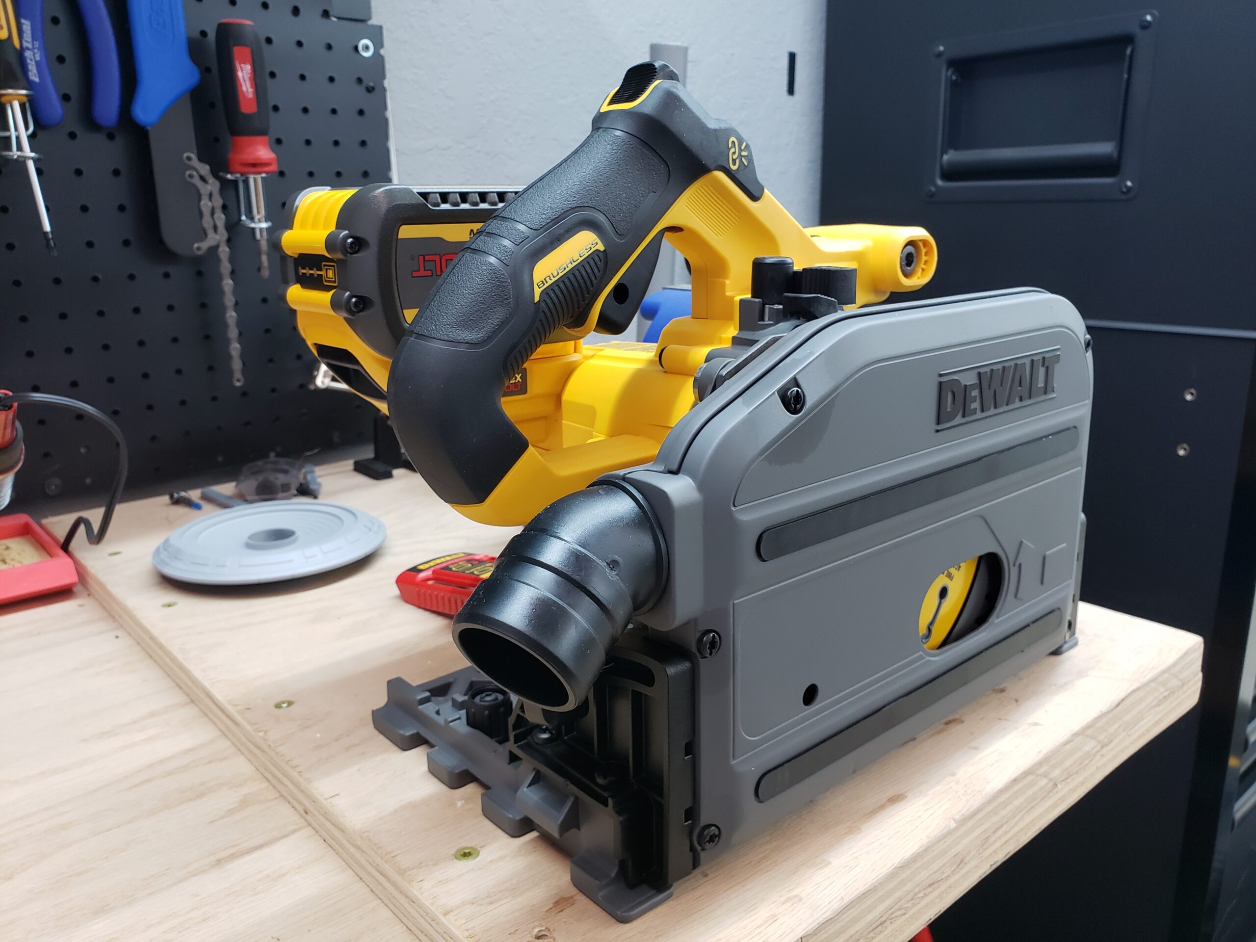 DEWALT FLEXVOLT 60V MAX* Circular Saw, 6-1/2-Inch, Cordless TrackSaw Kit (DCS520T1) customer photo 1