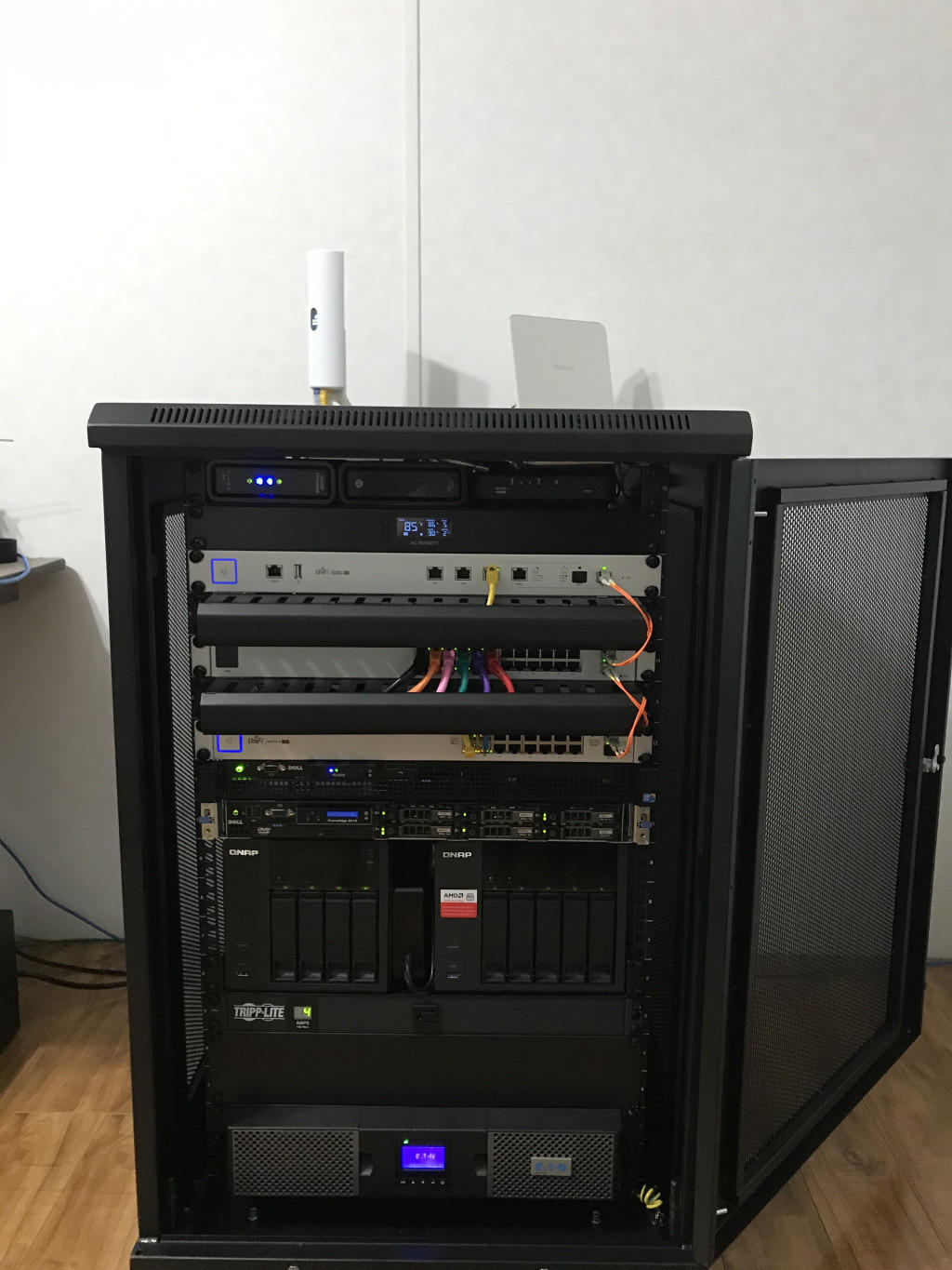 StarTech 18U Enterprise-Grade Server Rack Cabinet Kit, 19in Enclosed 4-Post Rack with Shelf and Cable Management, 29in (75cm) Mounting Depth, 992lb (450kg) Capacity customer photo 1