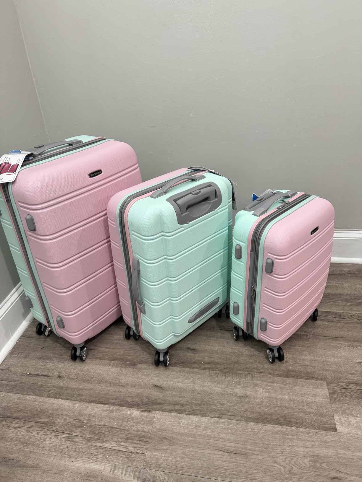 Rockland Melbourne Hardside Expandable Spinner Wheel Luggage, Mint, 3-Piece Set (20/24/28) customer photo 1