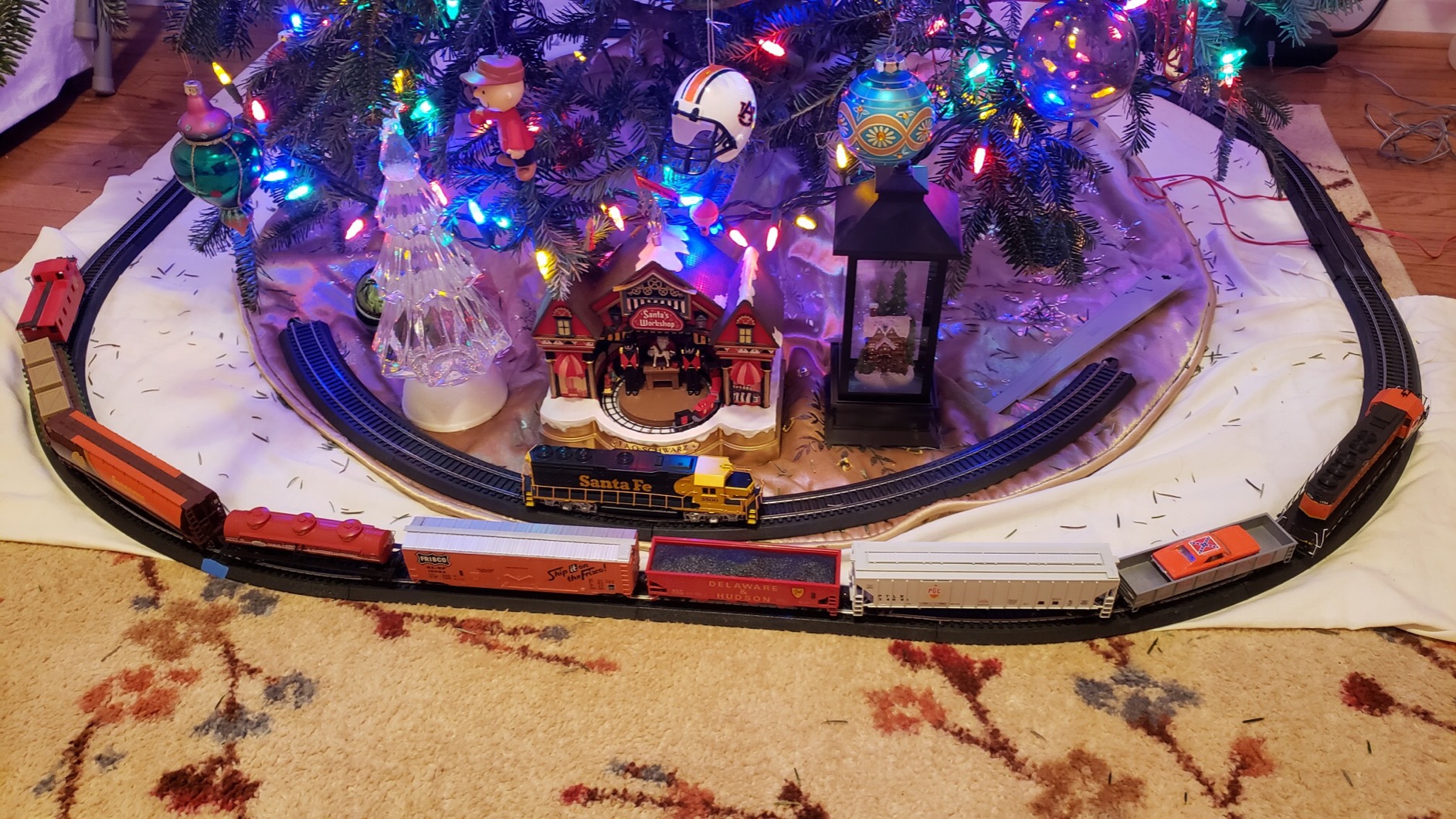 EMD SD40-2 DCC Equipped Diesel Locomotive BNSF #1734 (HERITAGE III) - HO Scale customer photo 2