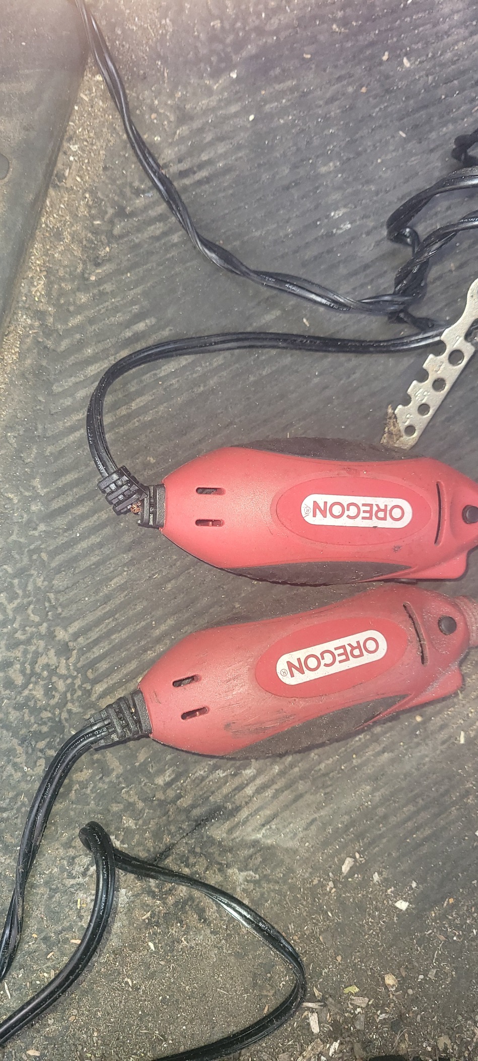 Oregon 12V Sure Sharp Handheld Electric Chainsaw Chain Grinder/Sharpener, 2-in-1 Saw Chain Sharpening & Maintenance Tool, 16' Cable (575214) customer photo 1