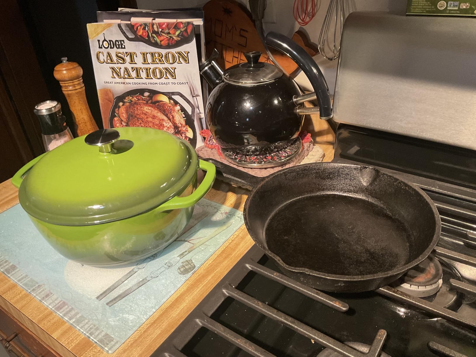 Amazon Basics Enameled Cast Iron Dutch Oven Pot with Lid, Round, Dual Handles, Heavy-Duty, Oven Safe for Baking, Roasting, Stews, 6-Quart, Blue customer photo 2