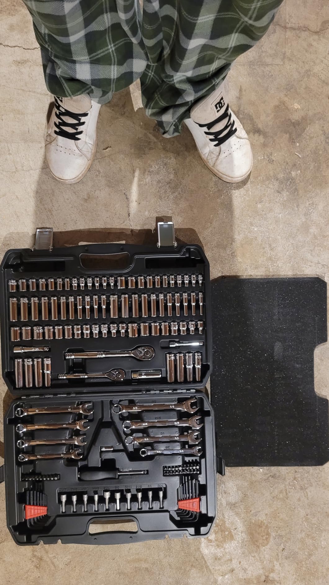 Amazon Basics 201-Piece Mechanic's Socket Tool Set With Case, SAE and Metric Sizes, Chrome-Vanadium Steel, Portable customer photo 1