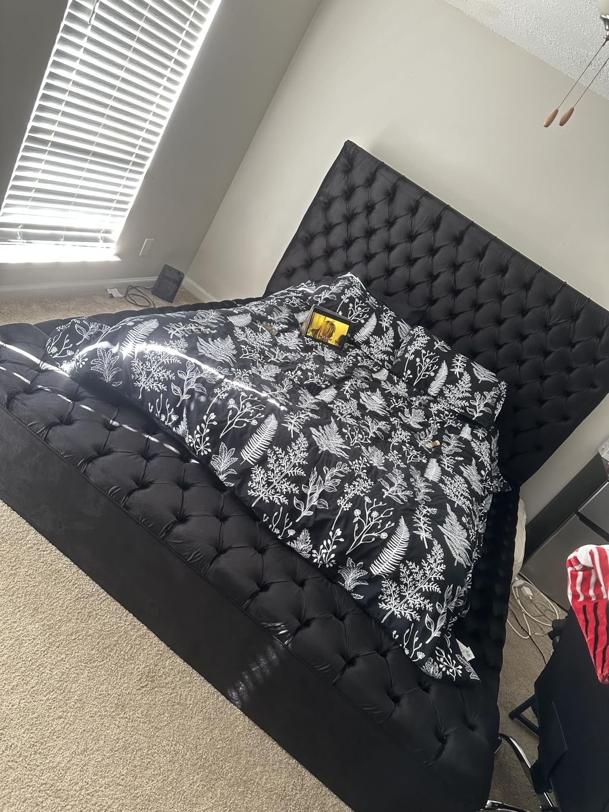 Meridian Furniture Bliss Collection Modern | Contemporary Velvet Upholstered Bed with Deep Button Tufting and Storage Compartments in Rails and Footboard, Black, King customer photo 1