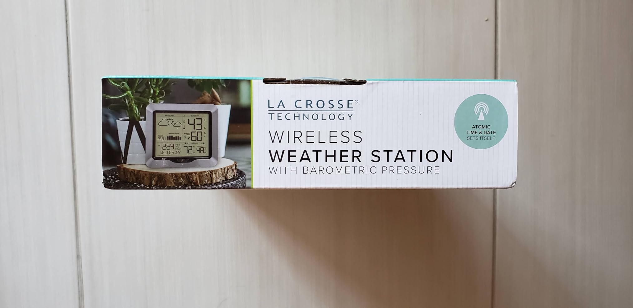 La Crosse Technology Advanced Wireless Weather Station: Dynamic Icons, Barometric Pressure, Atomic Time, Temperature/Humidity Gauge, Recording, Stylish Display, Fast Reception & Long Range (330 Feet) customer photo 1