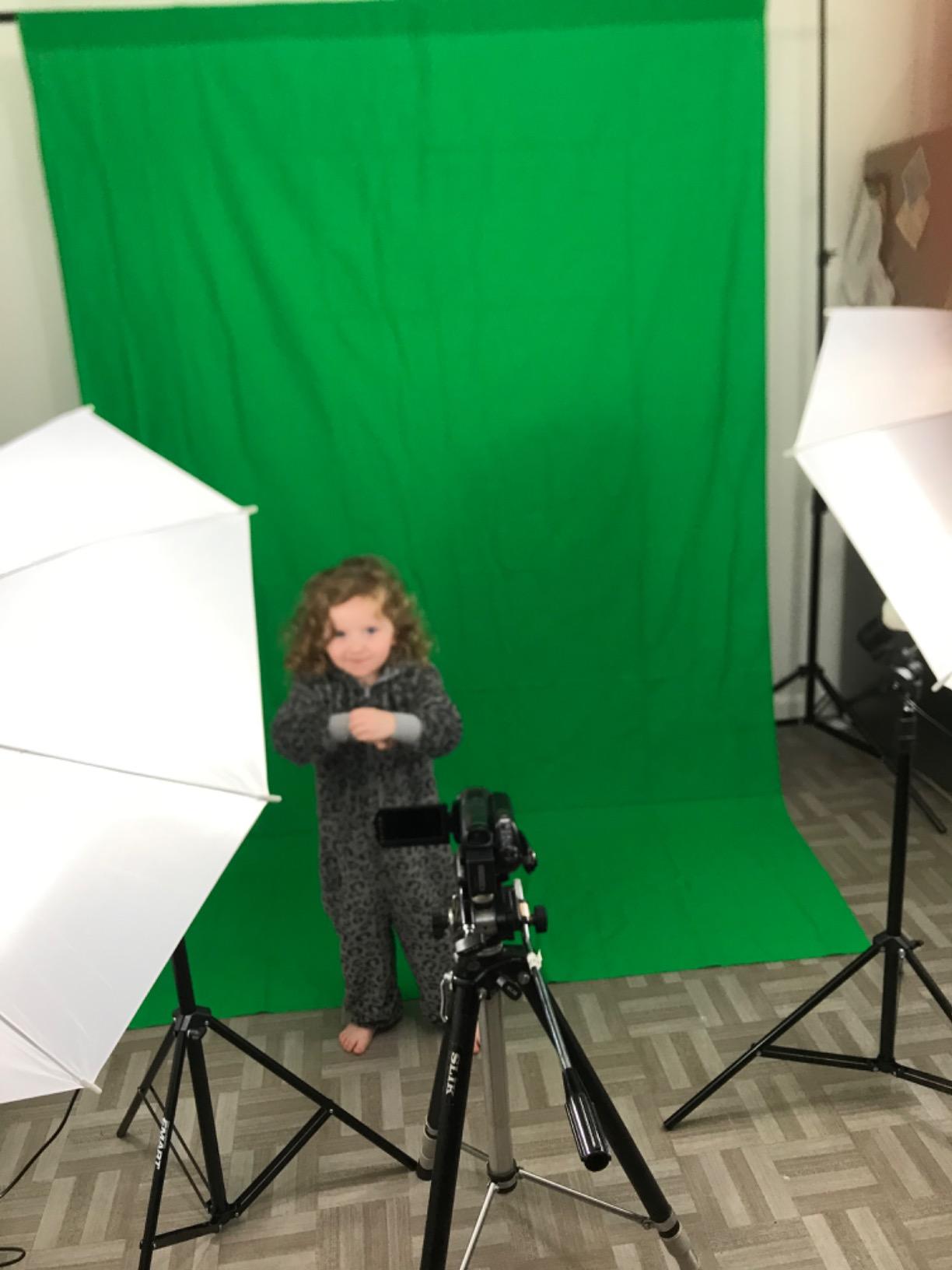 EMART 8.5X10 FT Green Screen Backdrop Kit, Photography Umbrella with 5500K Bulbs, 6X9 FT Green Backdrop with Spring Clamps, Professional Photography Lighting kit customer photo 2