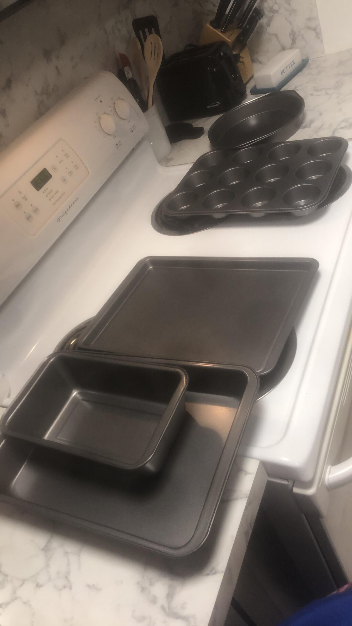 Amazon Basics 6 Piece Nonstick Carbon Steel Bakeware Set with Cake, Muffin, Cookie, and Loaf Pans, Easy Release, Oven Safe, 16.25 x 11.75 x 6.25 inches customer photo 1