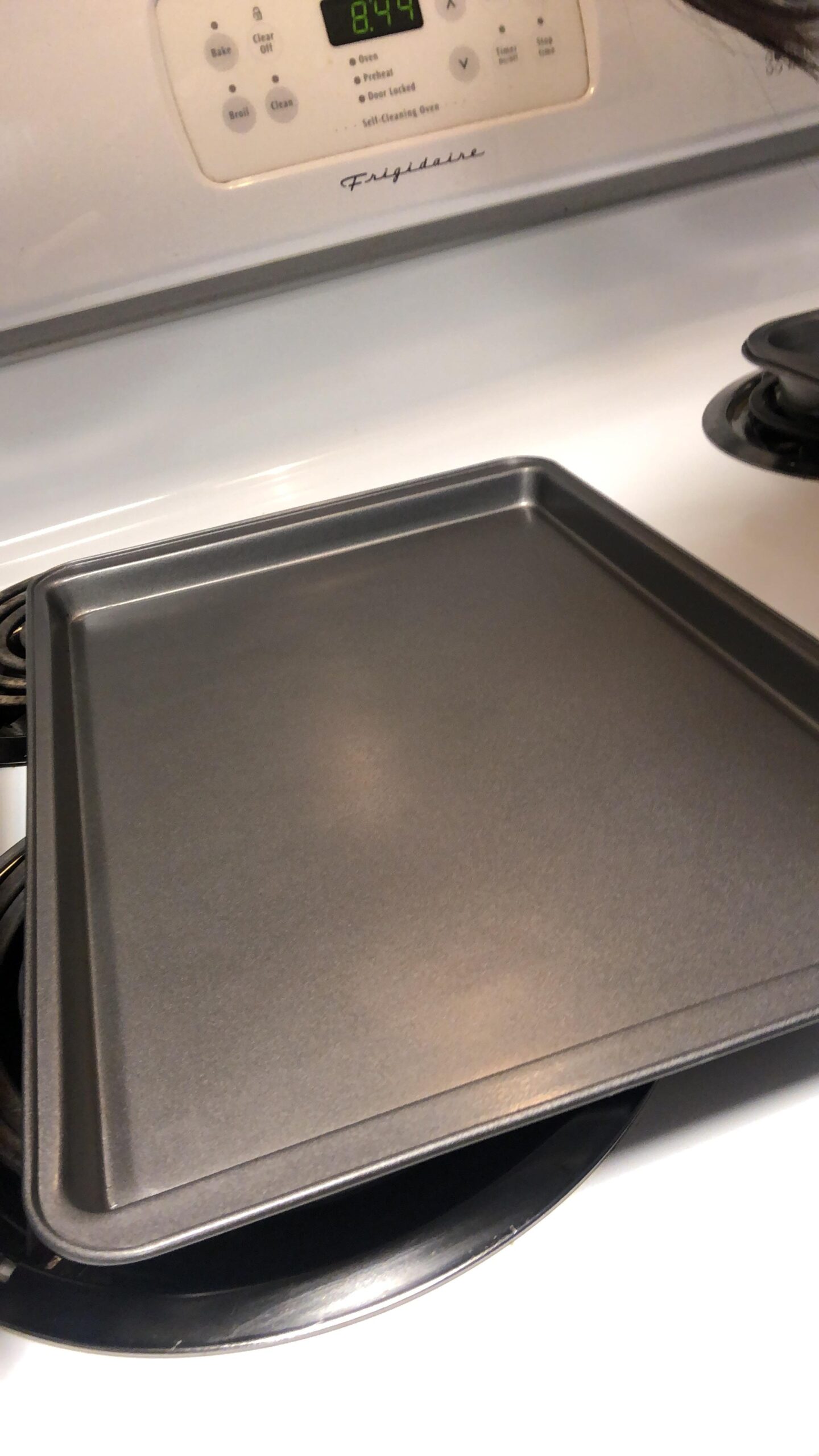 Amazon Basics 6 Piece Nonstick Carbon Steel Bakeware Set with Cake, Muffin, Cookie, and Loaf Pans, Easy Release, Oven Safe, 16.25 x 11.75 x 6.25 inches customer photo 2