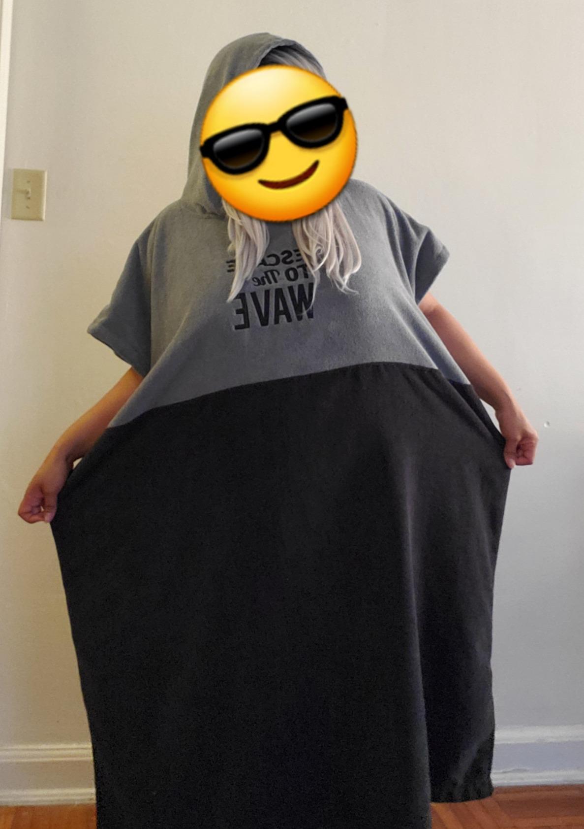 Vulken Extra Large Thick Hooded Beach Towel Changing Robe. Surf Poncho Men for Easy Change in Public. Quick Dry Microfiber Towelling for the Beach, Pool, Lake, Water Park. L/XL customer photo 1