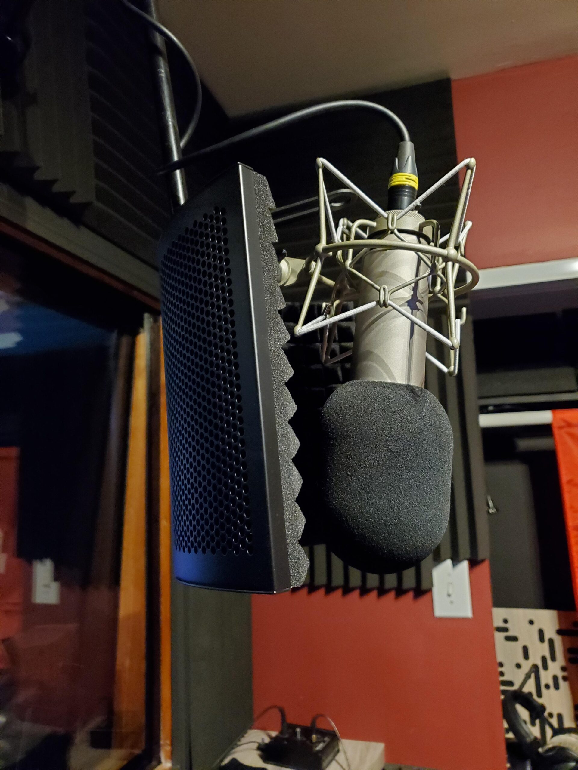 Aokeo Professional Studio Recording Microphone Isolation Shield,Suitable for Blue Yeti and Any Condenser Microphone Recording Equipment（AO-403） customer photo 1