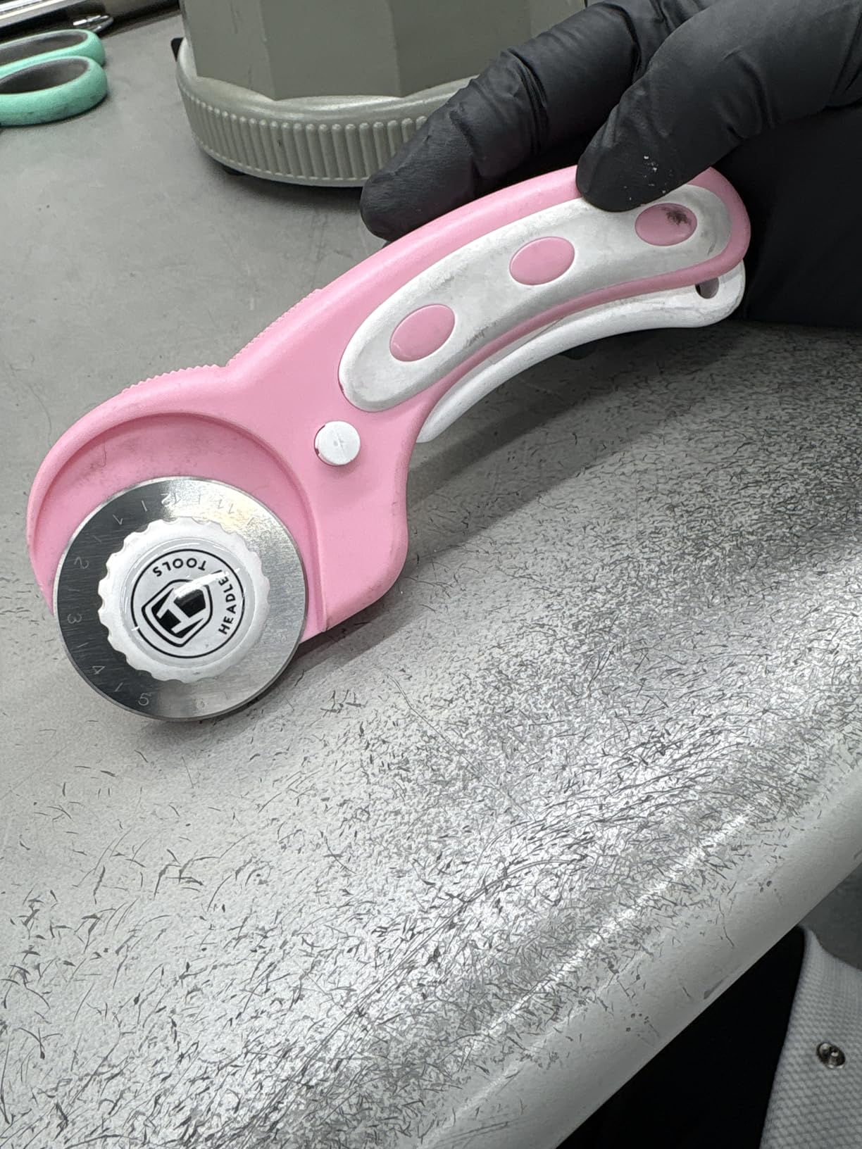 45mm Rotary Cutter with 5pcs Extra Blades, Ergonomic Handle Rolling Cutter with Safety Lock for Fabric, Leather, Crafting, Sewing, Quilting customer photo 1