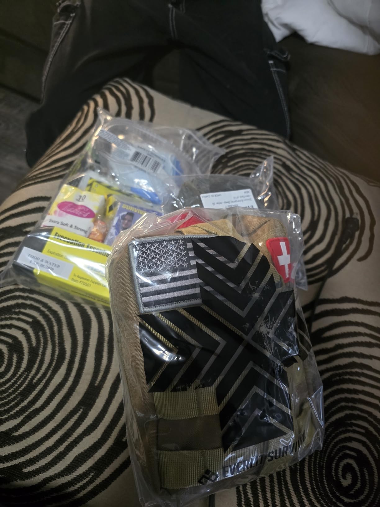 EVERLIT 250 Pieces Survival First Aid Kit IFAK EMT Molle Pouch Survival Kit Outdoor Gear Emergency Kits Trauma Bag for Camping Boat Hunting Hiking Home Car Earthquake and Adventures customer photo 2