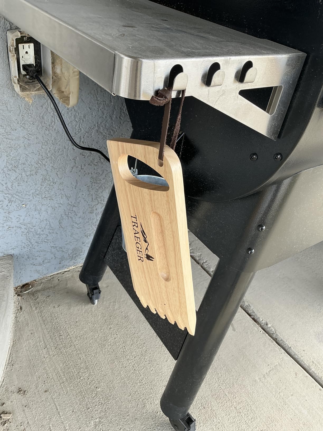 Traeger Grills BAC454 Wooden Grill Scraper - Solid Hardwood Grill Grate Cleaner, Compatible with Pro Series, Ironwood, and Timberline Grills, Safe Bristle-Free Grill Cleaning Accessory customer photo 1