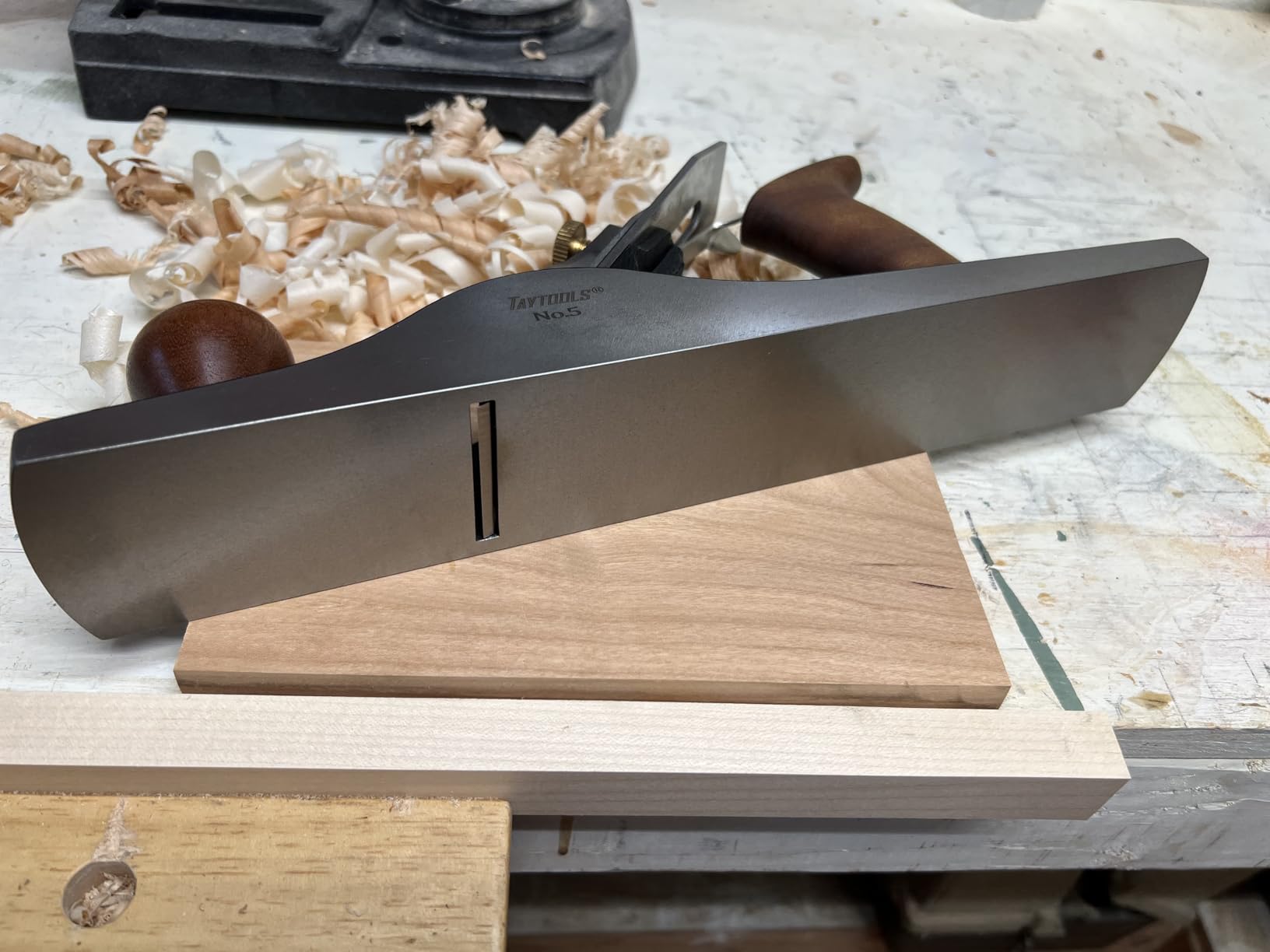 Taytools 469607 Jack Smoothing Bench Hand Plane #5, 14-1/4 Inch Sole, Ductile Cast Body, Lapped Sides and Bottom, Blade RHC 55-60, Sapele Handle and Tote customer photo 2