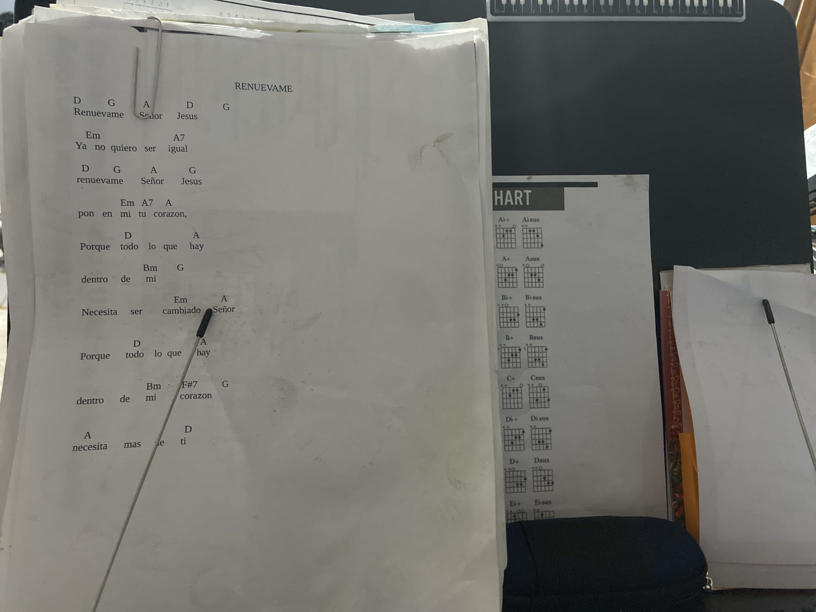 GLEAM Sheet Music Stand - Full Metal with Carrying Bag, Phone Holder, Sheet Music Folder and Clip, 5 in 1 Desktop Book Stand - Black customer photo 1