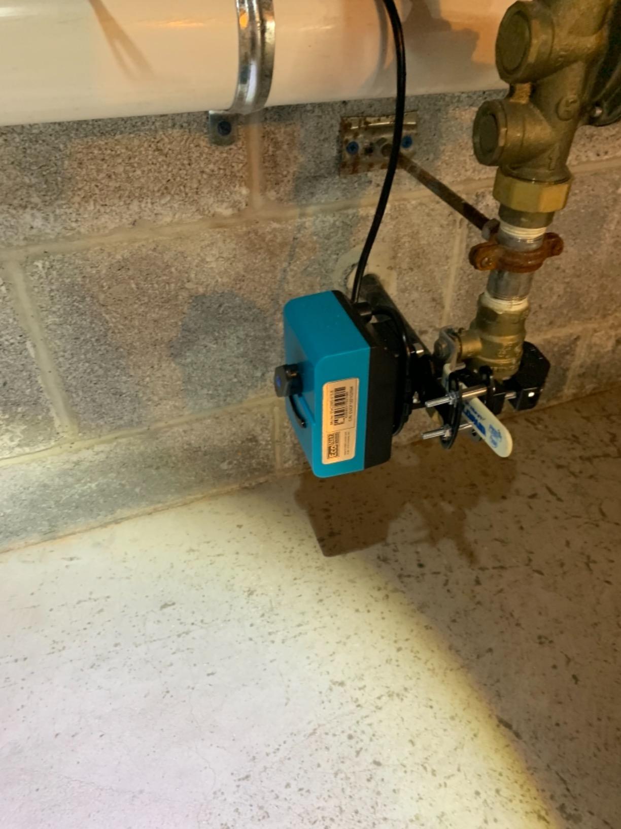 EVC200-HCSML The Bulldog Valve Robot, Z-Wave Water Valve, Smart Home Controller Required, Easy to Install and No Plumbing Required, Valves up to 1.5