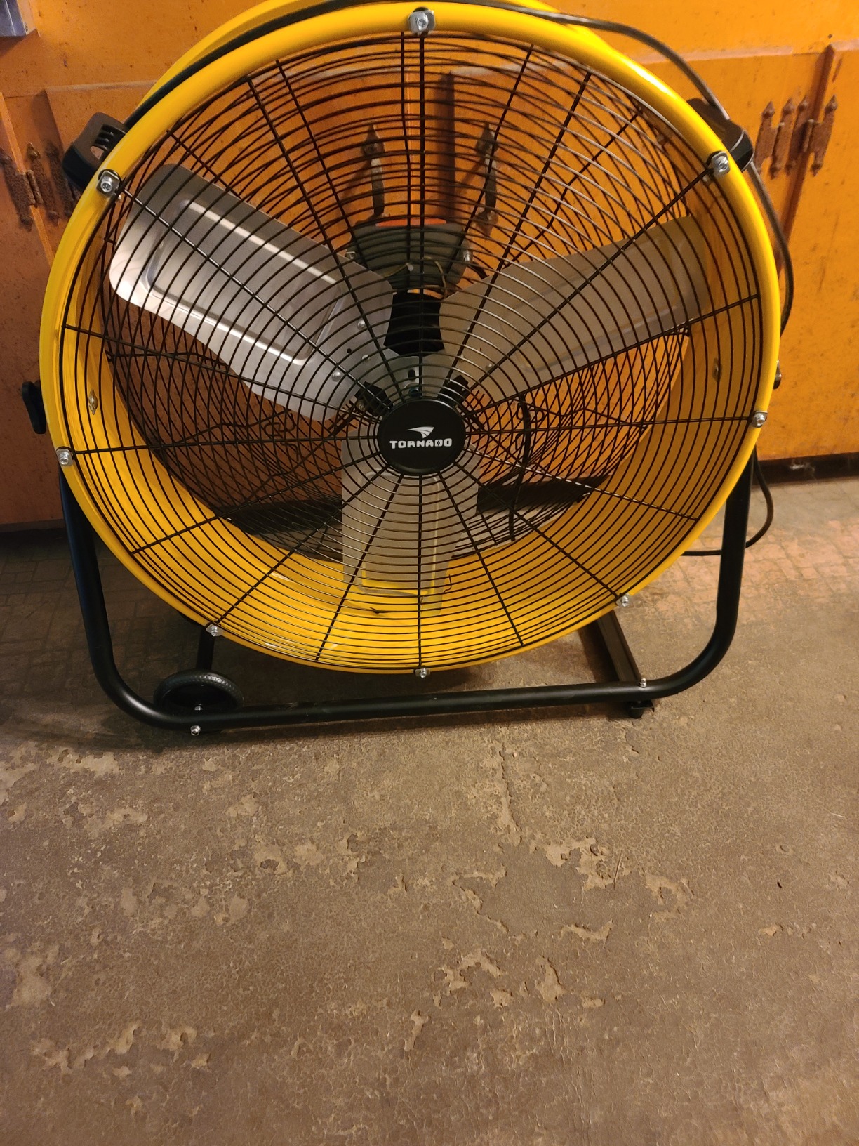 Tornado - 24 Inch High Velocity Heavy Duty Tilt Metal Drum Fan Yellow Commercial, Industrial Use 3 Speed 7700 CFM 1/3 HP 8 FT Cord ETL Safety Listed (YELLOW) customer photo 1