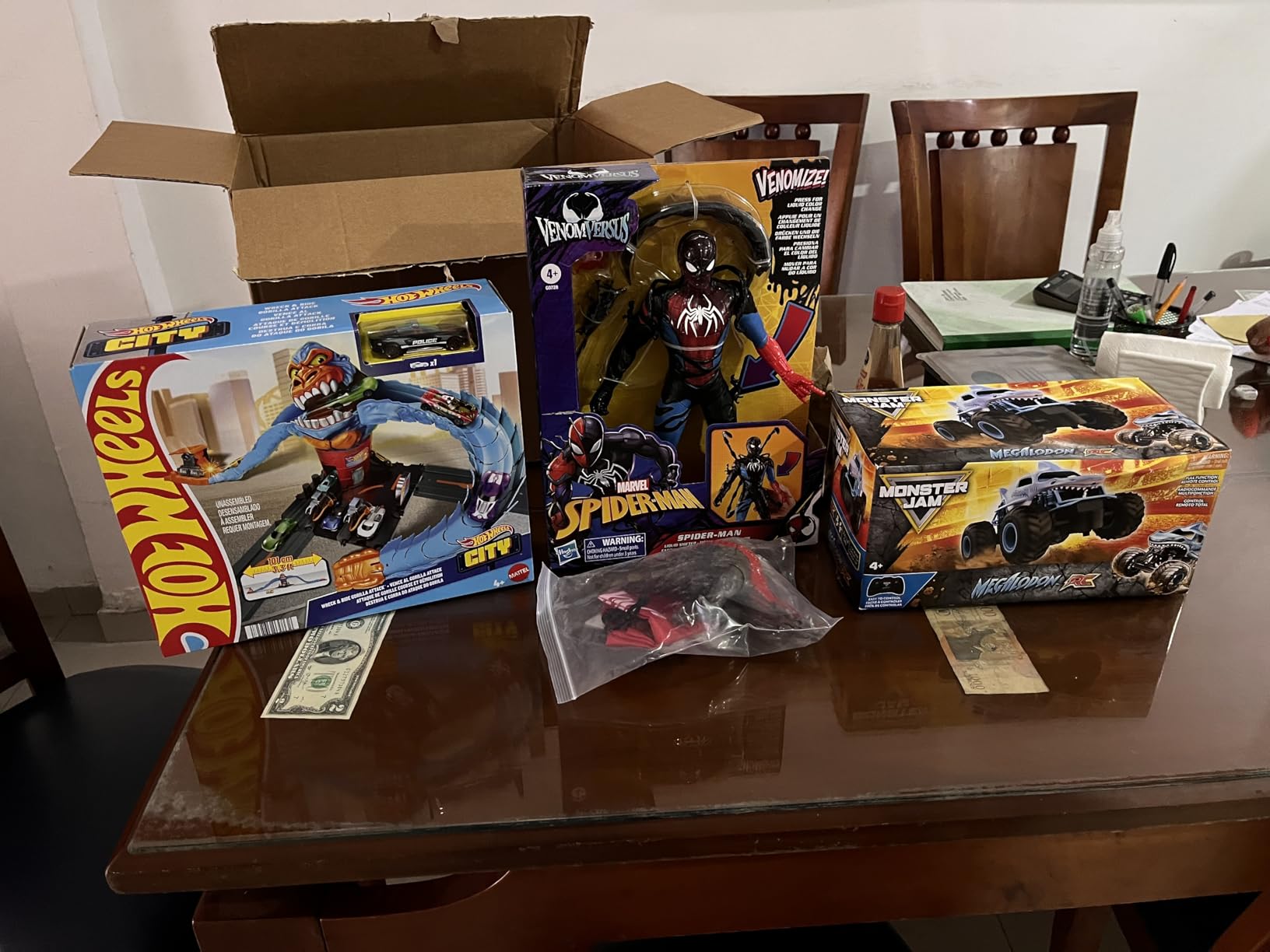 Monster Jam 6047110 Official Megalodon Remote Control Monster Truck, 1:24 Scale, 2.4 GHz, for Ages 4 and Up customer photo 1