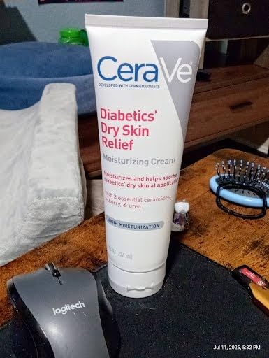 CeraVe Moisturizing Cream for Diabetics' Dry Skin, Urea Cream with Bilberry for Face and Body, 8 Ounce customer photo 2