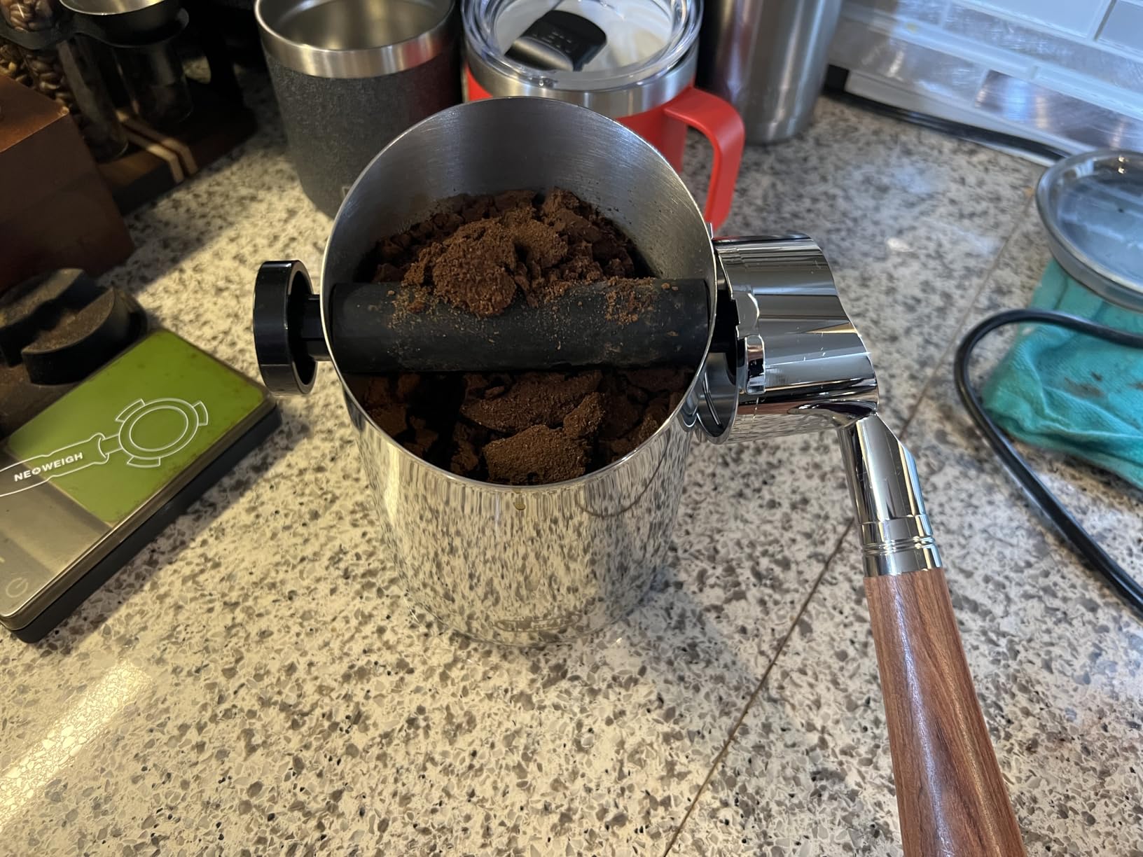 De'Longhi Knock Box for Coffee & Espresso Grounds, Easy & Mess-Free Disposal of Coffee Puck, Removable Bar and Non-Slip Base, Dishwasher Safe, Stainless Steel, 4-inch diameter,Silver customer photo 2