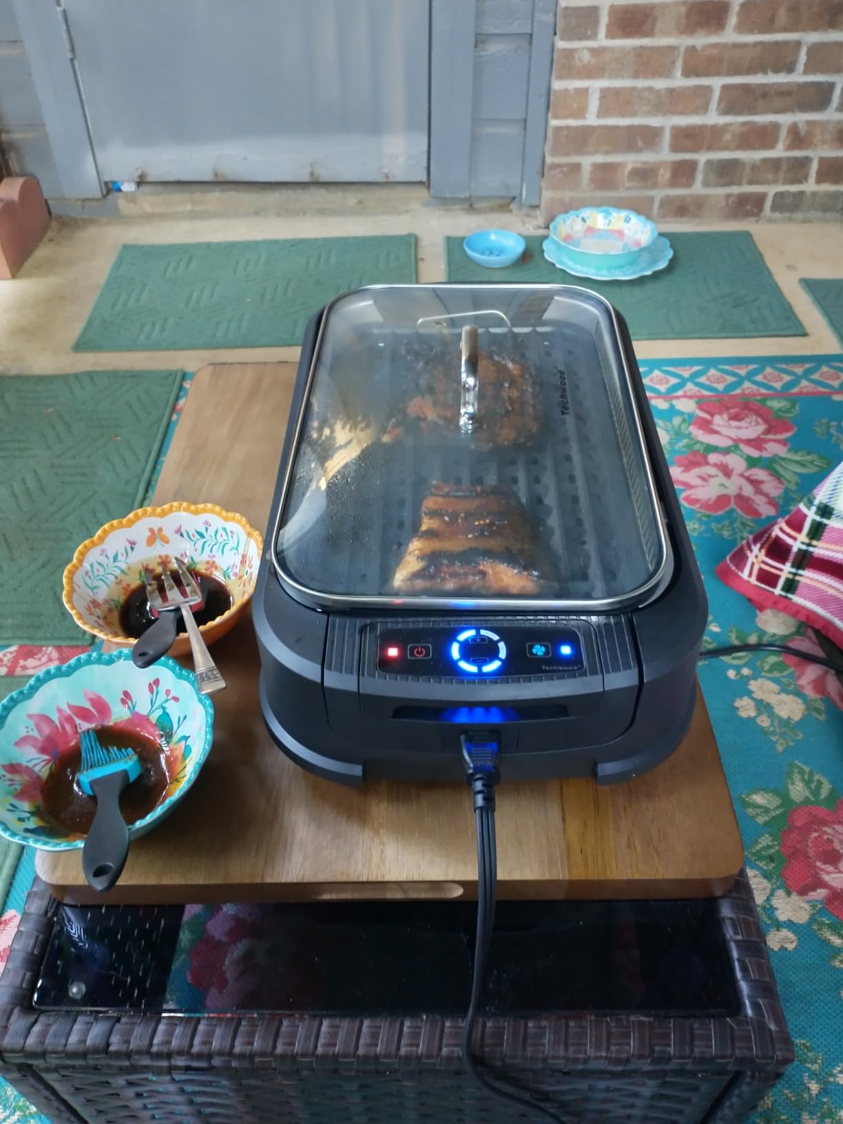 Indoor Smokeless Grill, Techwood 1500W Electric Indoor Grill with Tempered Glass Lid, Portable Non-stick BBQ Korean, Turbo Smoke Extractor Technology, Drip Tray& Double Removable Plate, Black customer photo 2