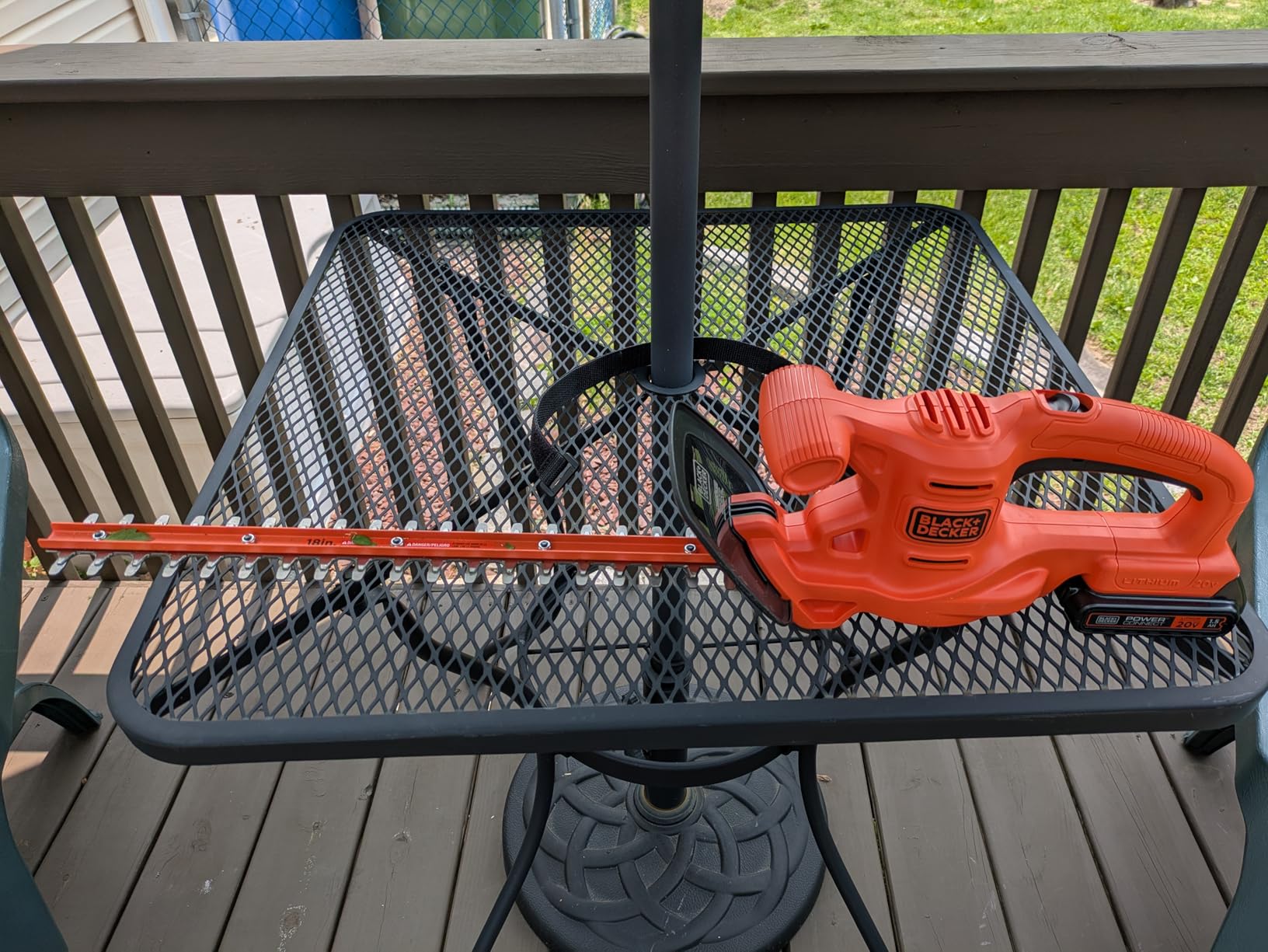 BLACK+DECKER 20V MAX Hedge Trimmer Cordless, 18 inch Blade, (1) Battery and Charger Included (LHT218C1) customer photo 1