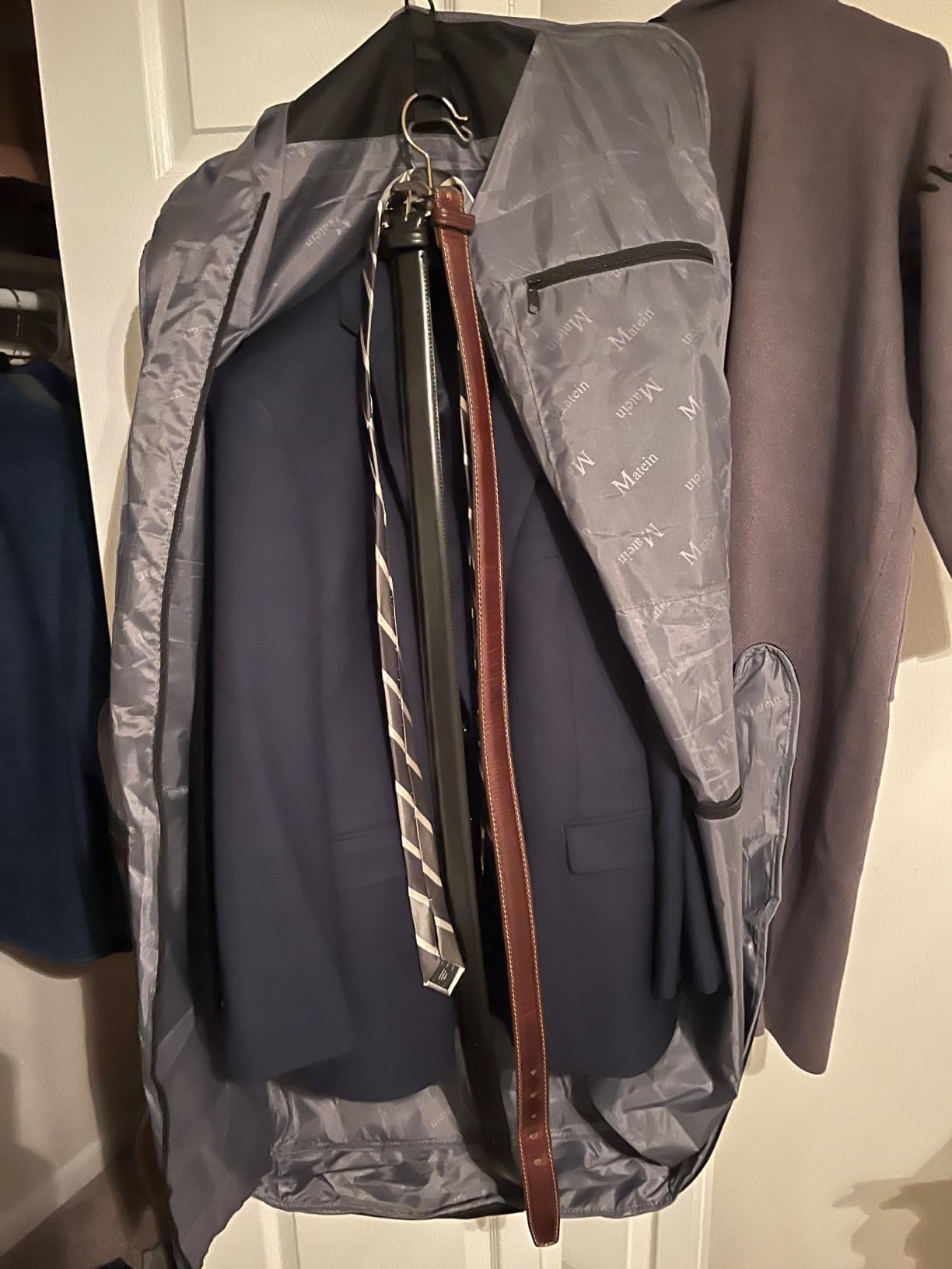 MATEIN Garment Bag for Travel, Large Carry on Garment Bags with Strap for Business, Waterproof Hanging Suit Luggage Bag for Men Women, Wrinkle Free Suitcase Cover for Shirts Dresses Coats, Black customer photo 2