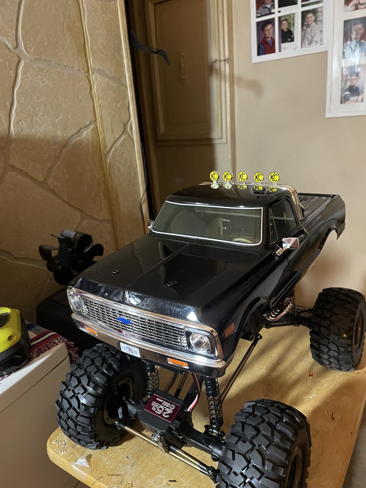 Redcat Racing Everest 10 1/10 Scale Electric RC Rock Crawler, 4WD Shaft Driven RC Truck with Waterproof Electronics, Aluminum Chassis, Beadlock Tires, 2.4GHz RTR with Battery & Charger- Red and Black customer photo 2