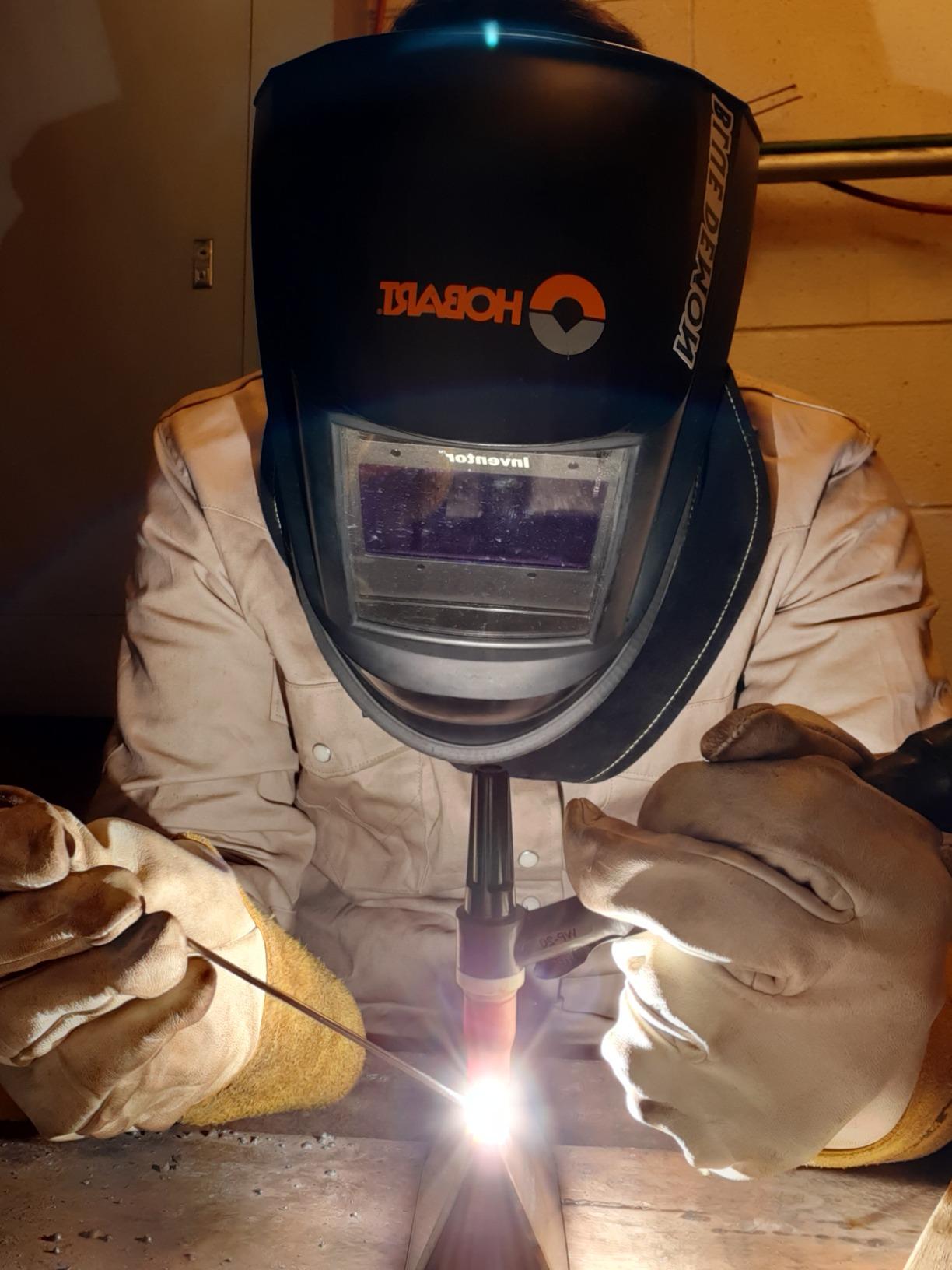 Hobart 770890 Auto-Darkening Welding Helmet, Large, Black customer photo 2