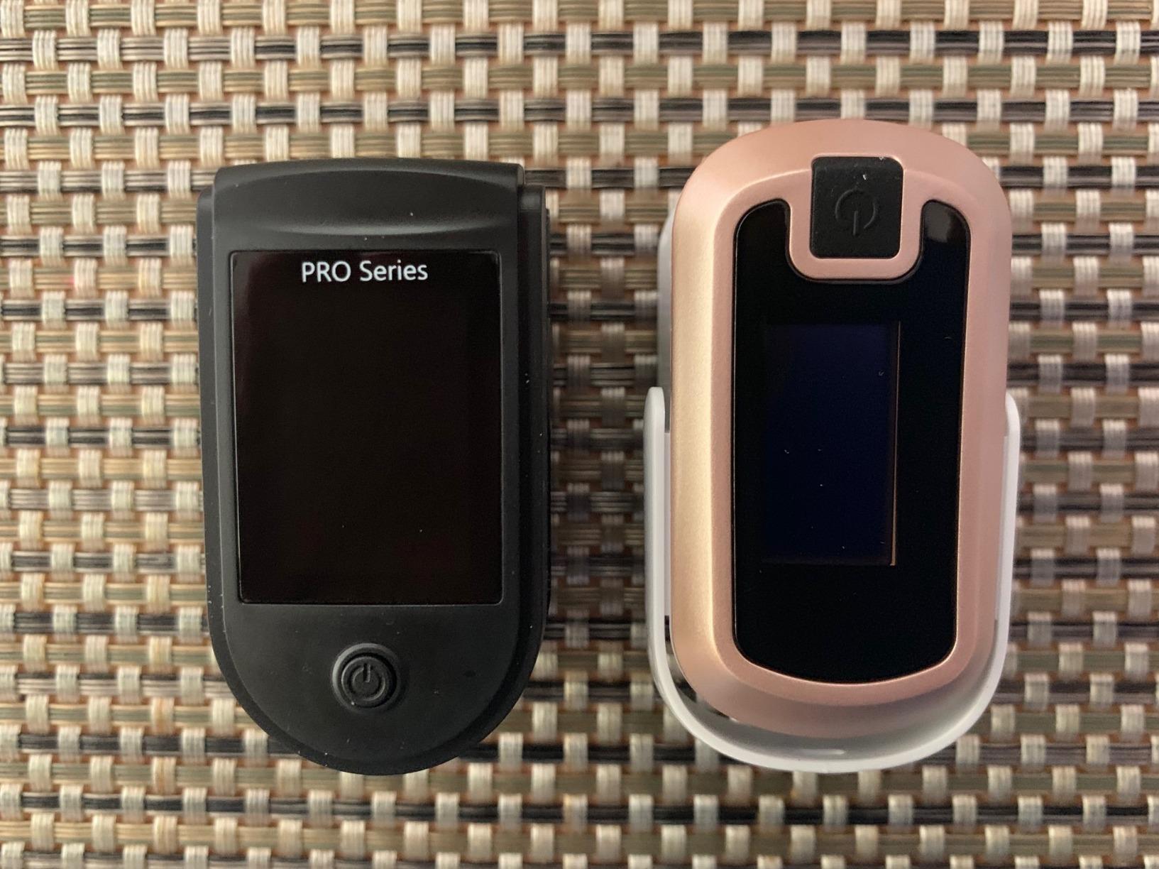 Zacurate Pro Series 500DL Fingertip Pulse Oximeter Blood Oxygen Saturation Monitor with Silicone Cover, Batteries and Lanyard (Royal Black) customer photo 1