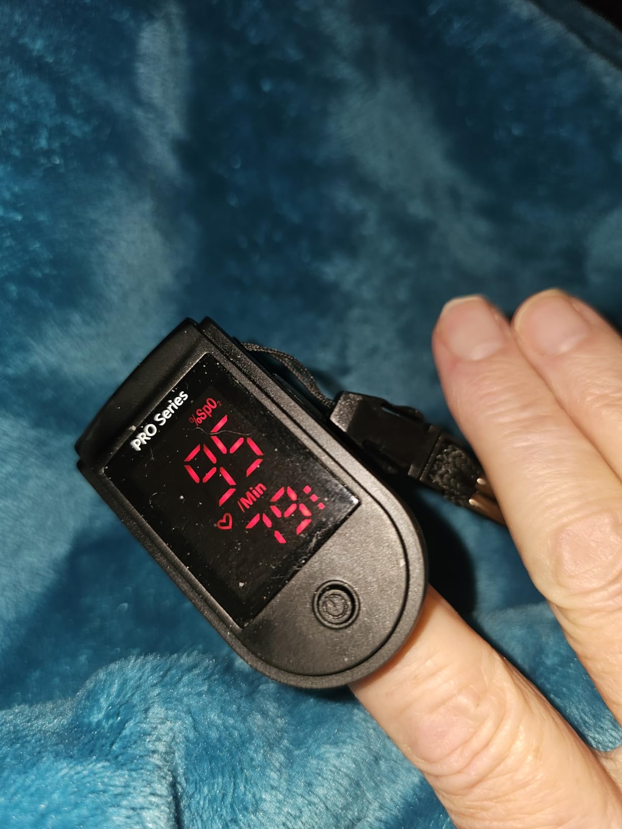 Zacurate Pro Series 500DL Fingertip Pulse Oximeter Blood Oxygen Saturation Monitor with Silicone Cover, Batteries and Lanyard (Royal Black) customer photo 2