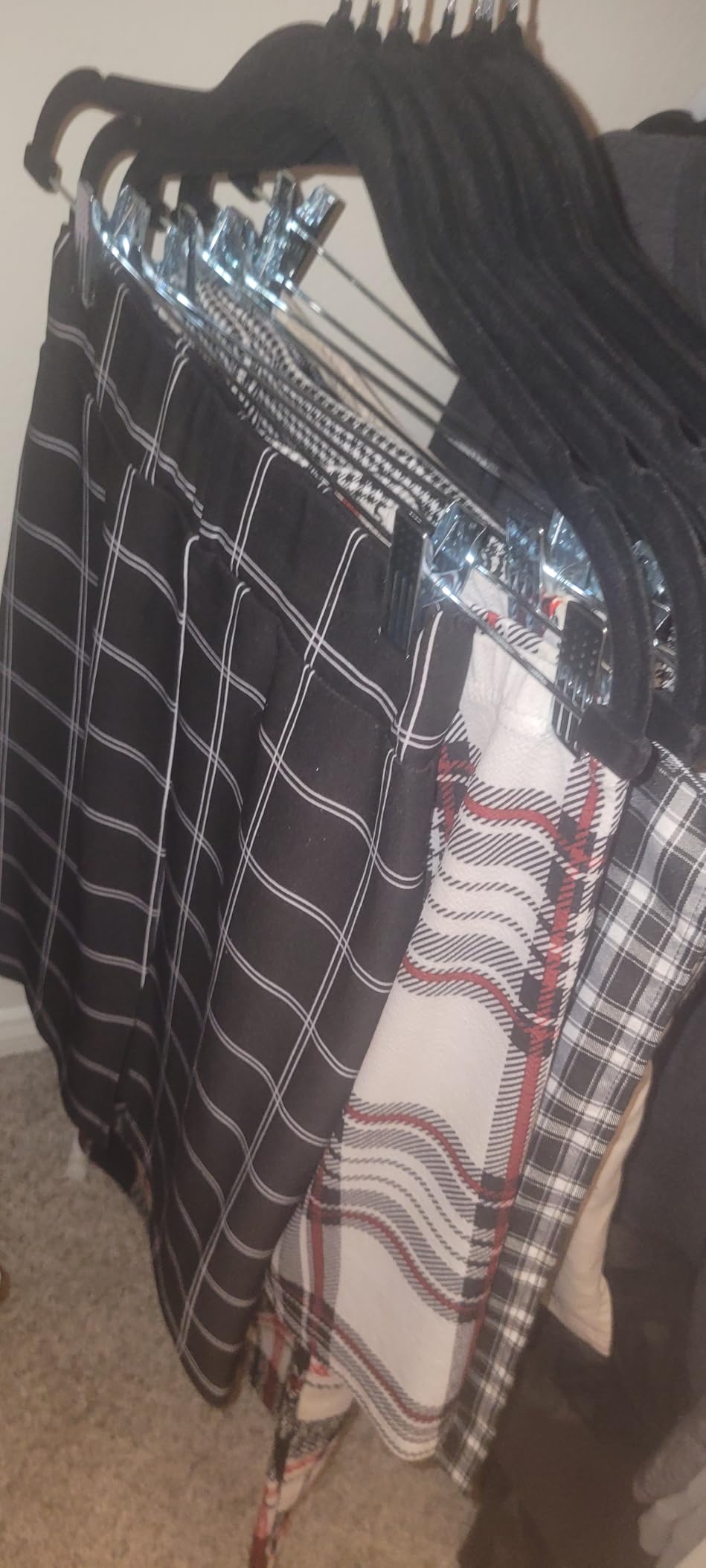 SONGMICS 30 Pack Pants Hangers, 16.7 Inches Long Velvet Trousers Hangers with Adjustable Clips, Heavy-Duty, Non-Slip, Space-Saving for Pants, Skirts, Coats, Dresses, Tank Tops, Black UCRF12B30 customer photo 1