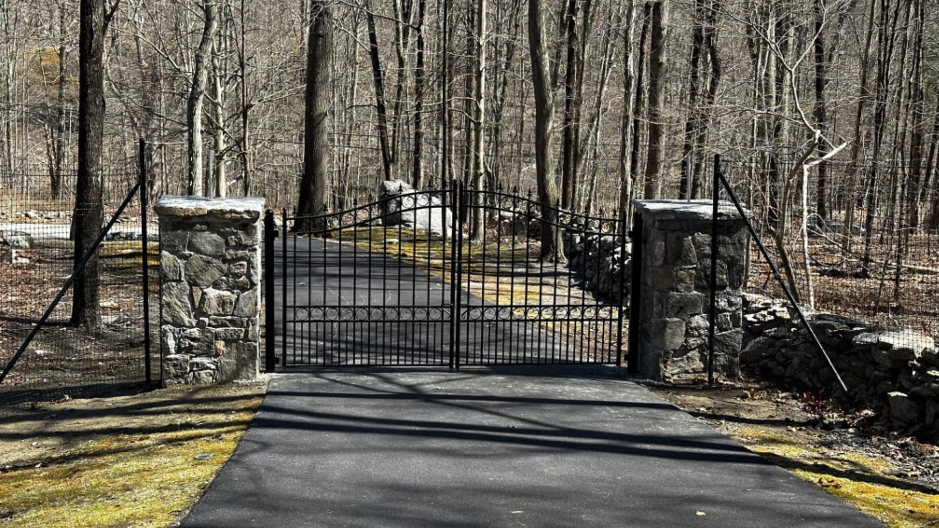 ALEKO 18x6 Paris Dual Swing Driveway Gate, Anti-Rust Galvanized Steel, Outdoor Fence Security Barrier - DG18PARD customer photo 1