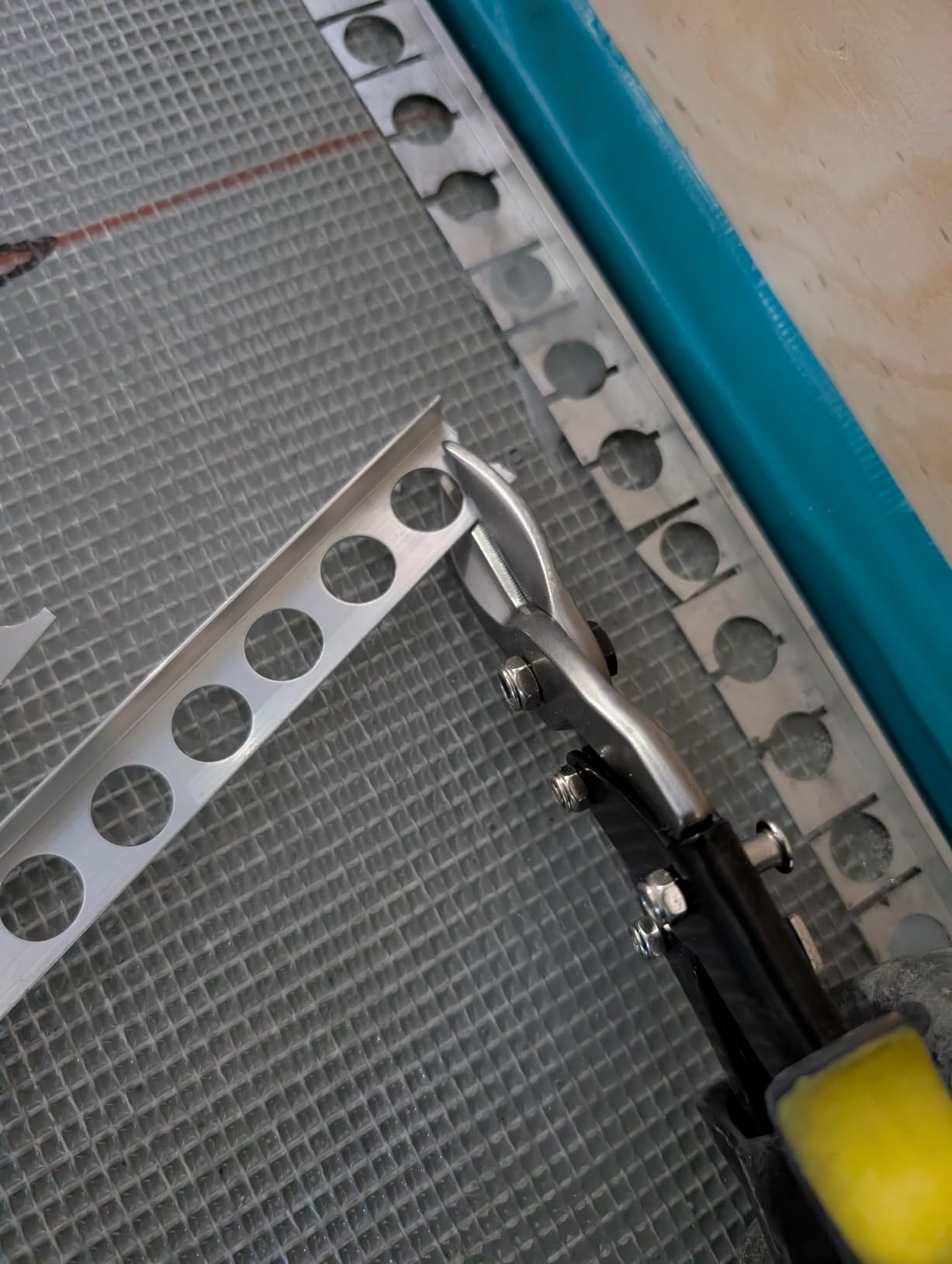 Amazon Basics 3-Piece Aviation Snip Set for Metal Cutting with Comfort Grips, Left, Right and Straight Cut customer photo 2