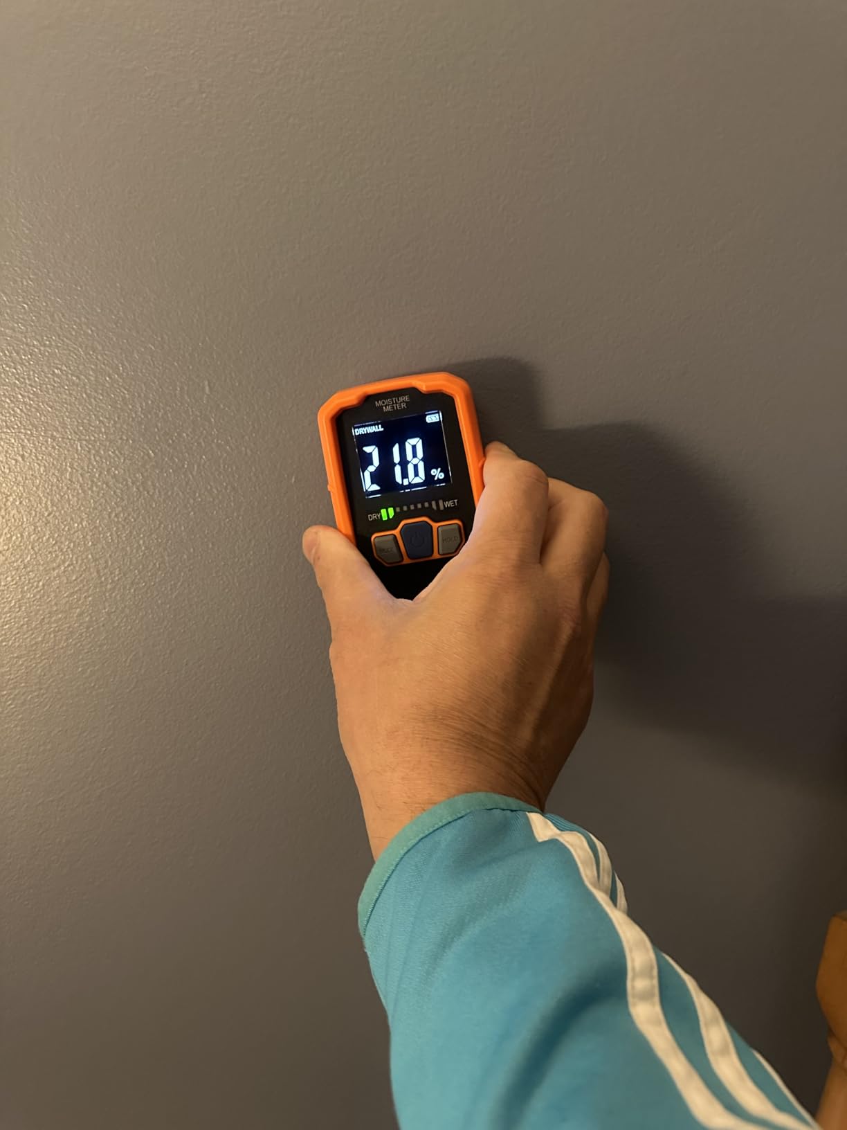 Klein Tools ET140 Pinless Moisture Meter for Non-Destructive Moisture Detection in Drywall, Wood, and Masonry; Detects up to 3/4-Inch Below Surface customer photo 1