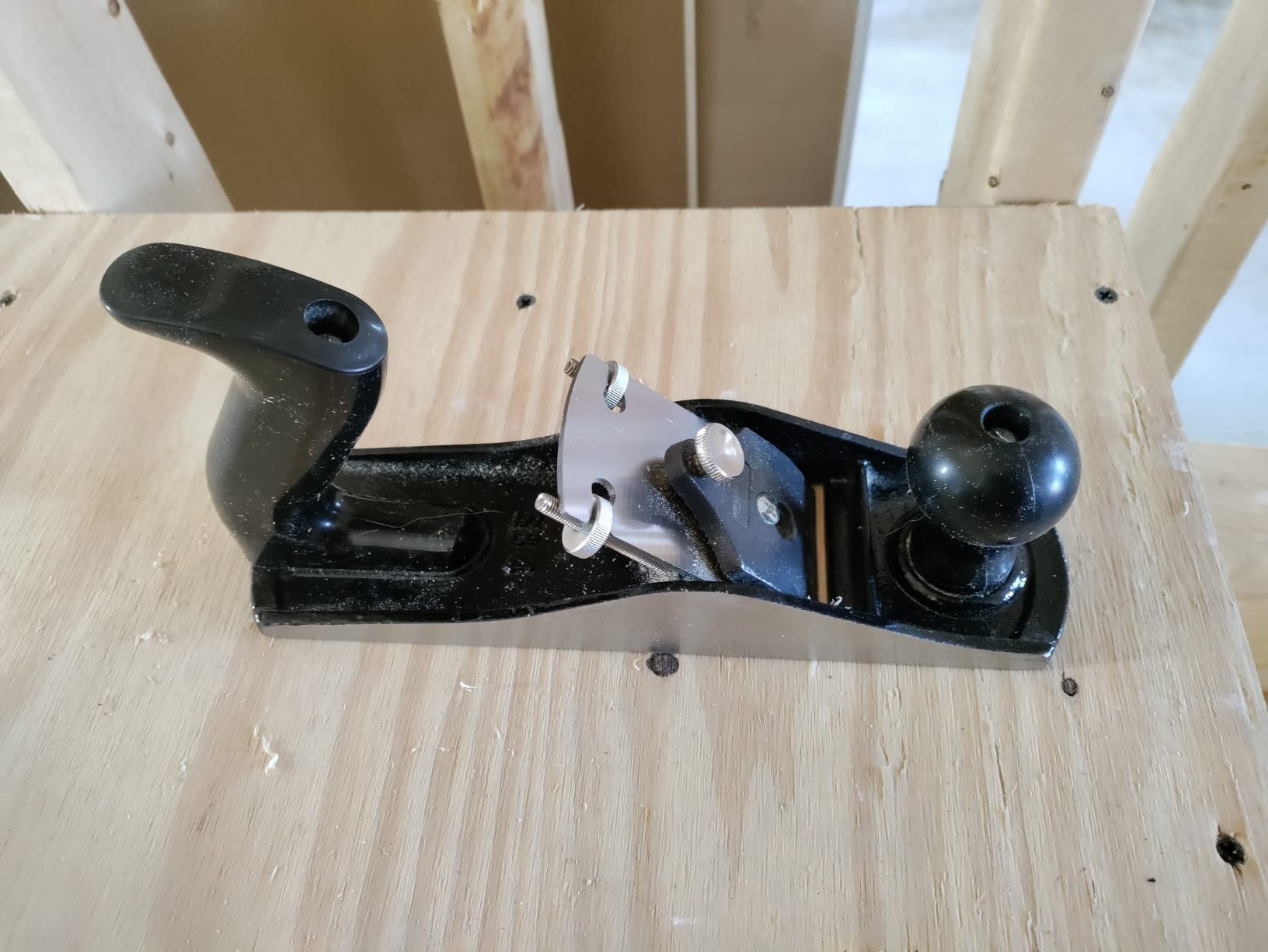 Amazon Basics Woodworking Hand Planer - No.4 Adjustable Bench Plane with 2-Inch Steel Blade for Quality Wood Smoothing Cuts, Grey/Black customer photo 1