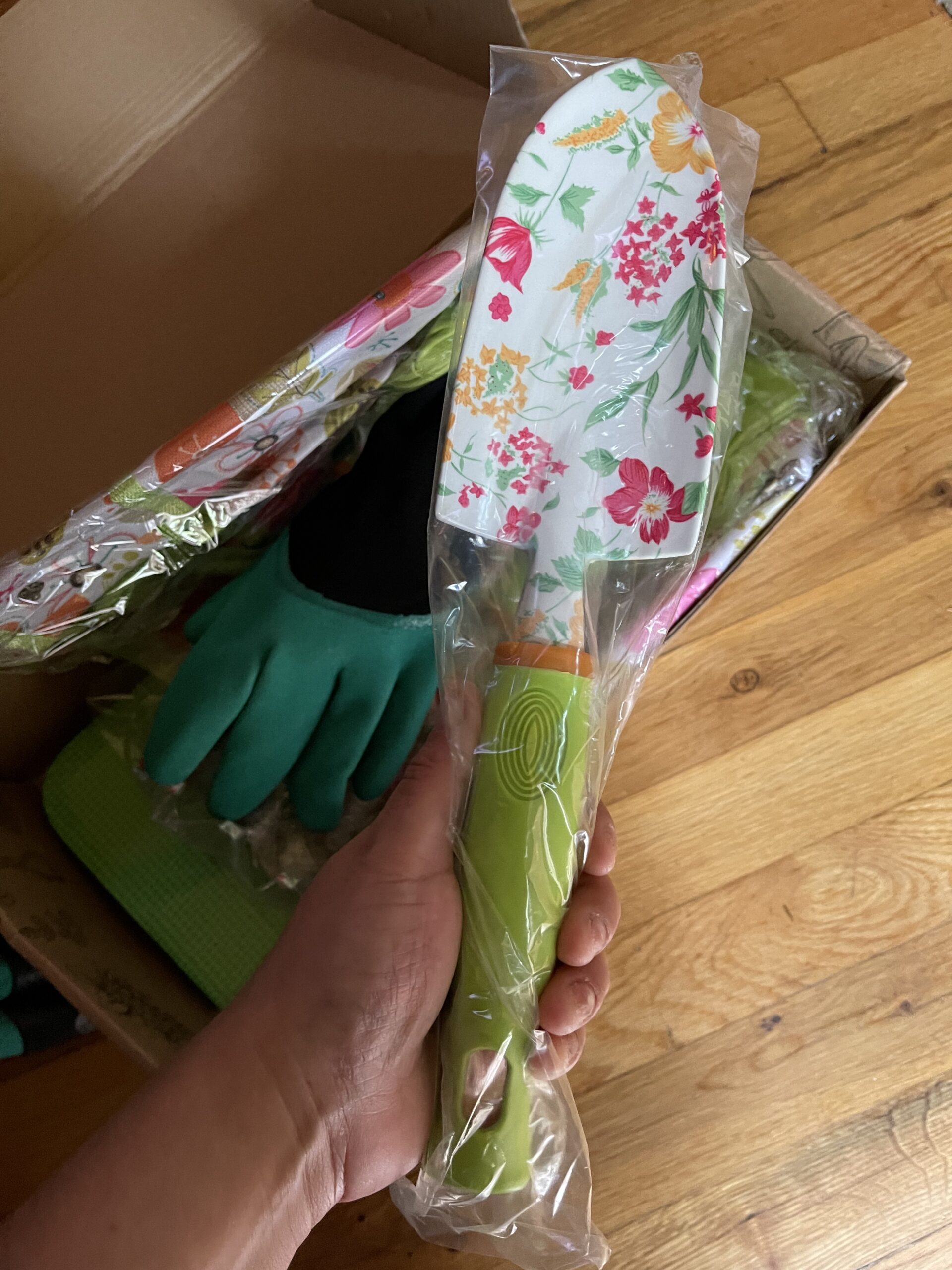 NAYE Garden Tool Set, Cute Gardening Gifts for Women, Birthday Gifts for Mom, Heavy Duty Tool Kit with Gloves, Garden Tote, Kneeling Pad, Hand Pruner, Trowel, Hand Rake, Weeder, Fork, Transplanter, Multicolor customer photo 1