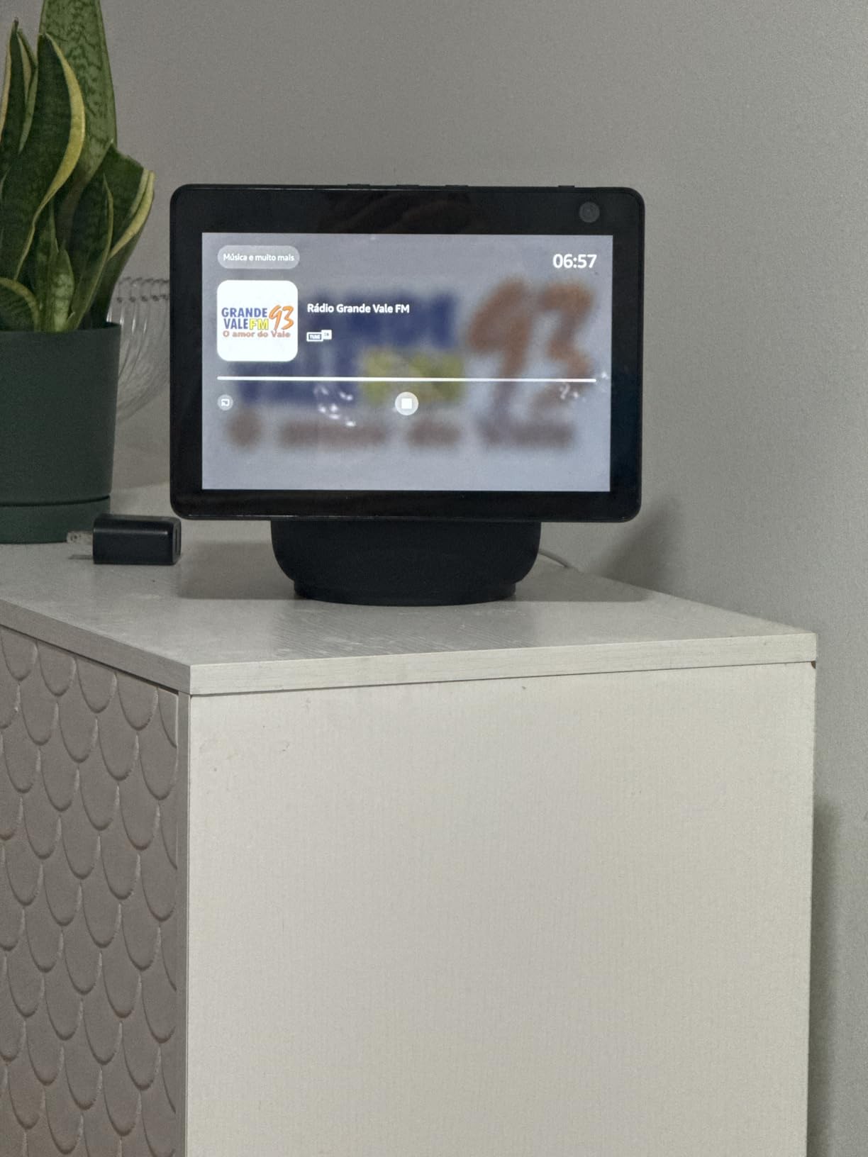 Echo Show 10 (newest model), HD smart display with premium sound, motion and Alexa, Charcoal customer photo 1